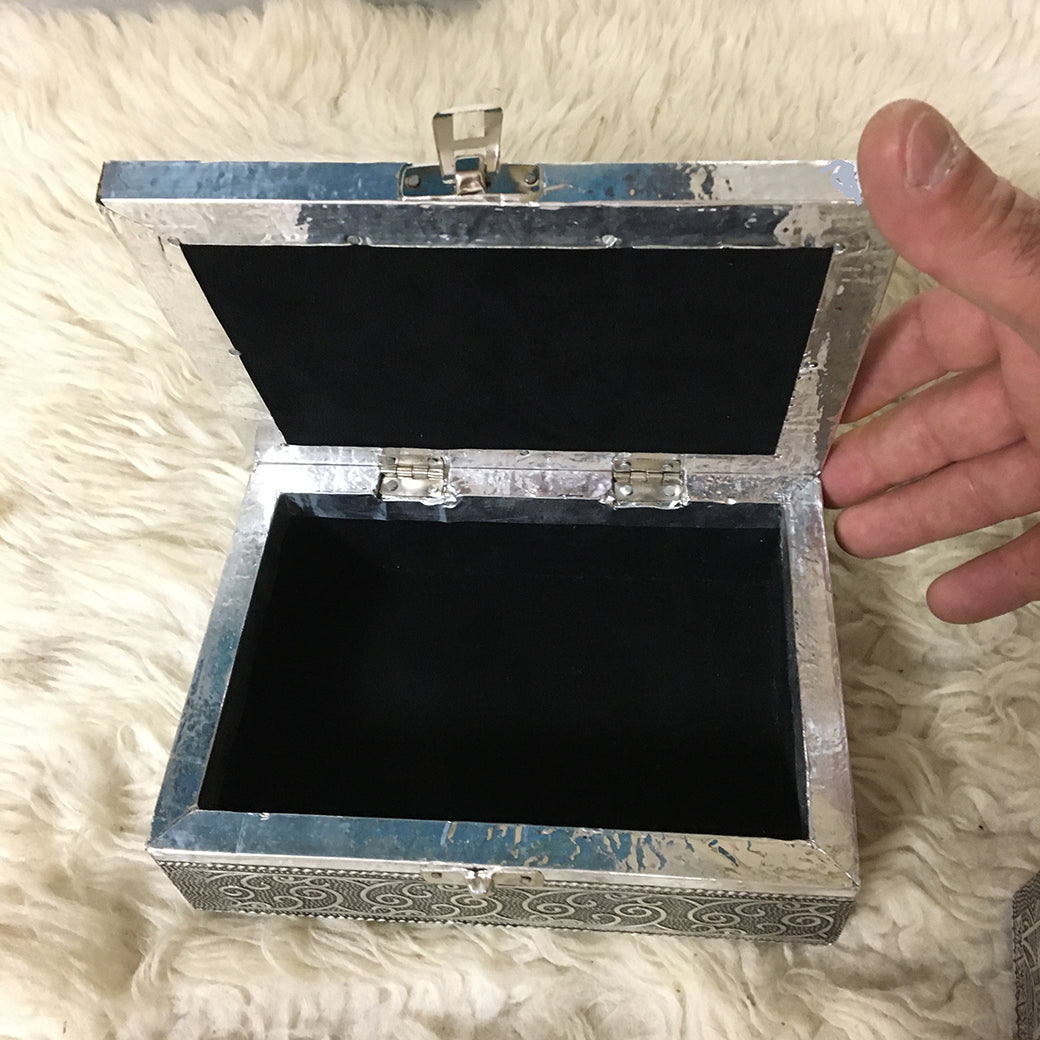 Boîte à tarot ou bijoux, en bois habillée de feuilles d'aluminium avec une jolie gravure, avec du feutre à l'intérieur et des pieds en caoutchouc. 18x13x6cm - 430 grammes. Fait en inde