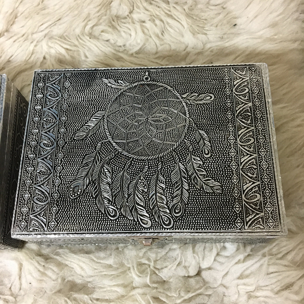 Boîte à tarot ou bijoux, en bois habillée de feuilles d'aluminium avec une jolie gravure, avec du feutre à l'intérieur et des pieds en caoutchouc. 18x13x6cm - 430 grammes. Fait en inde