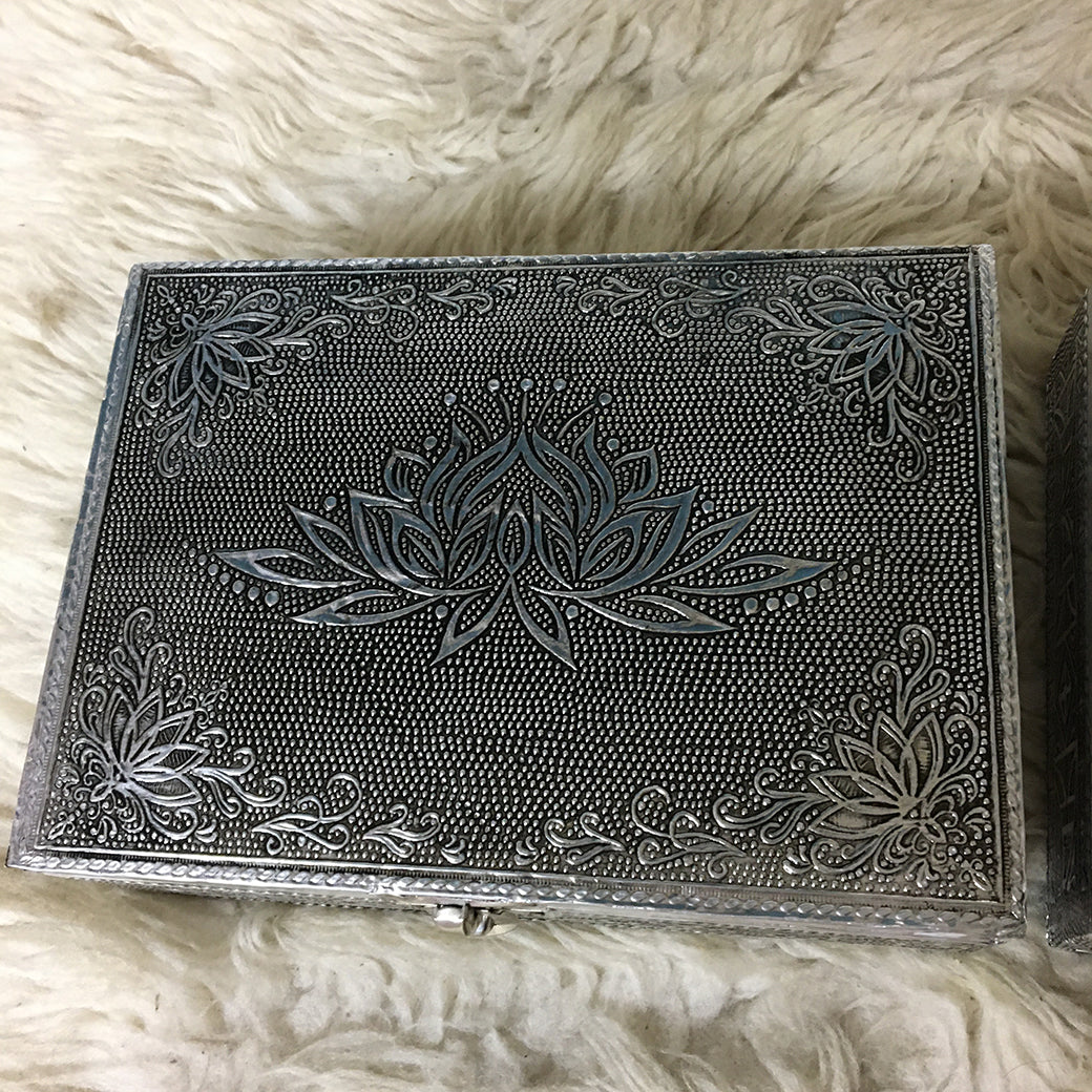 Boîte à tarot ou bijoux, en bois habillée de feuilles d'aluminium avec une jolie gravure, avec du feutre à l'intérieur et des pieds en caoutchouc. 18x13x6cm - 430 grammes. Fait en inde
