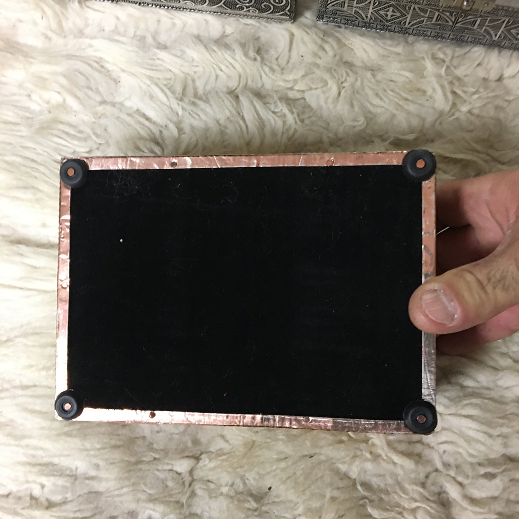Boîte à tarot ou bijoux, en bois habillée de feuilles d'aluminium avec une jolie gravure, avec du feutre à l'intérieur et des pieds en caoutchouc. 18x13x6cm - 430 grammes. Fait en inde