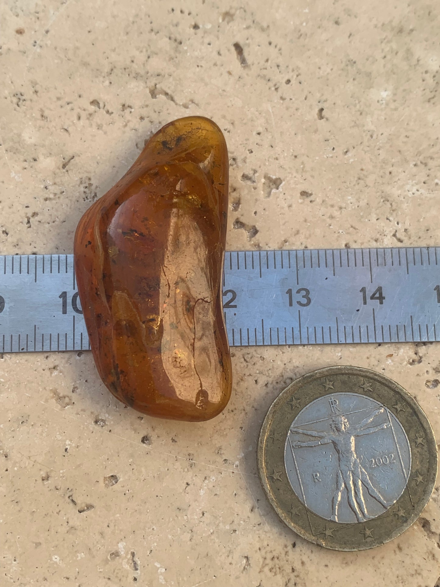 Ambre, galet avec inclusion d'une araignée, 40mm x20 x 10 - 4,1 grames. Superbe pièce pour bijouterie ou collection !