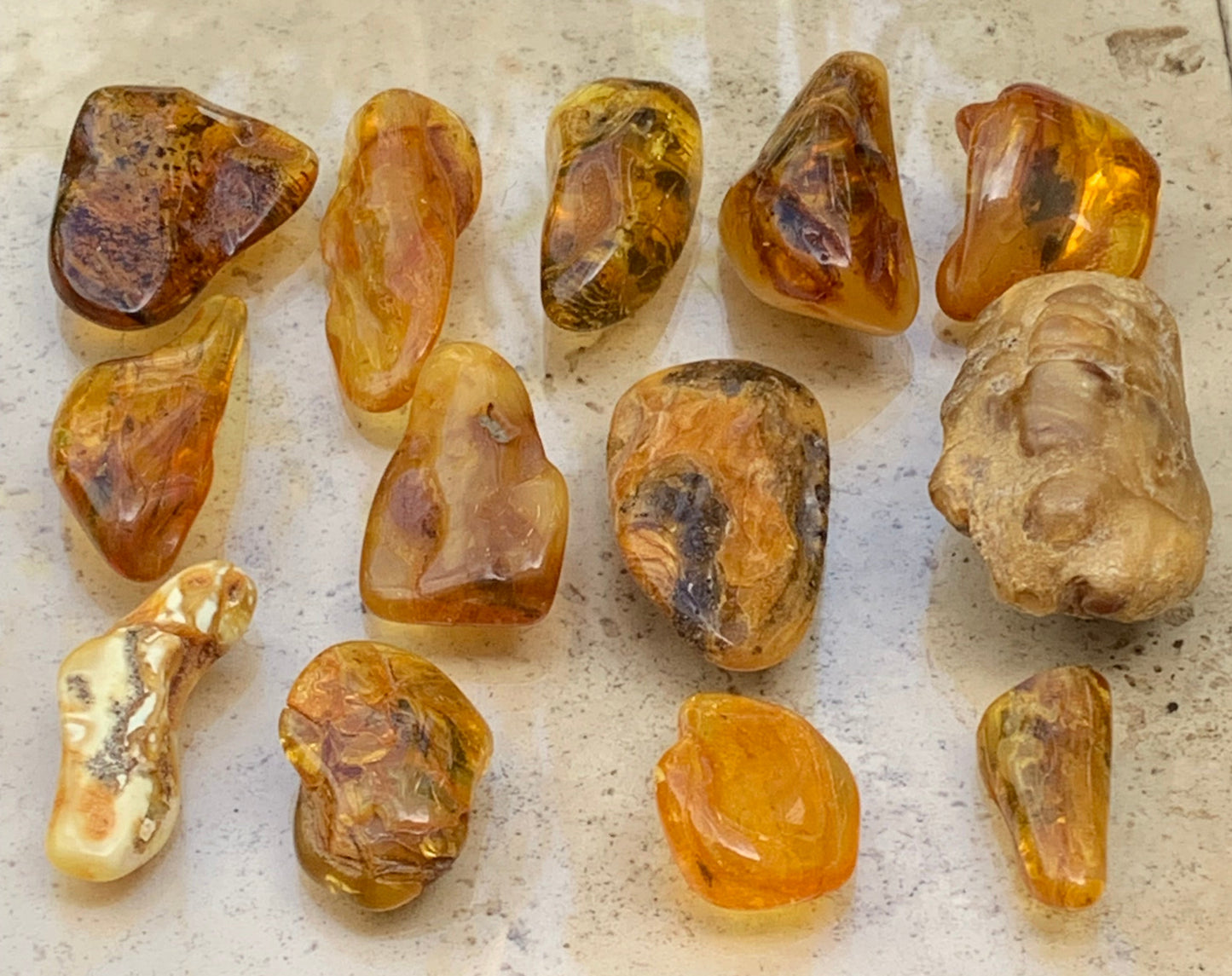 Ambre de Lituanie, sélection de spécimens roulés (polis), qualité extra. 40x25x15 mm en moyenne ! Parfait pour la bijouterie, collection...