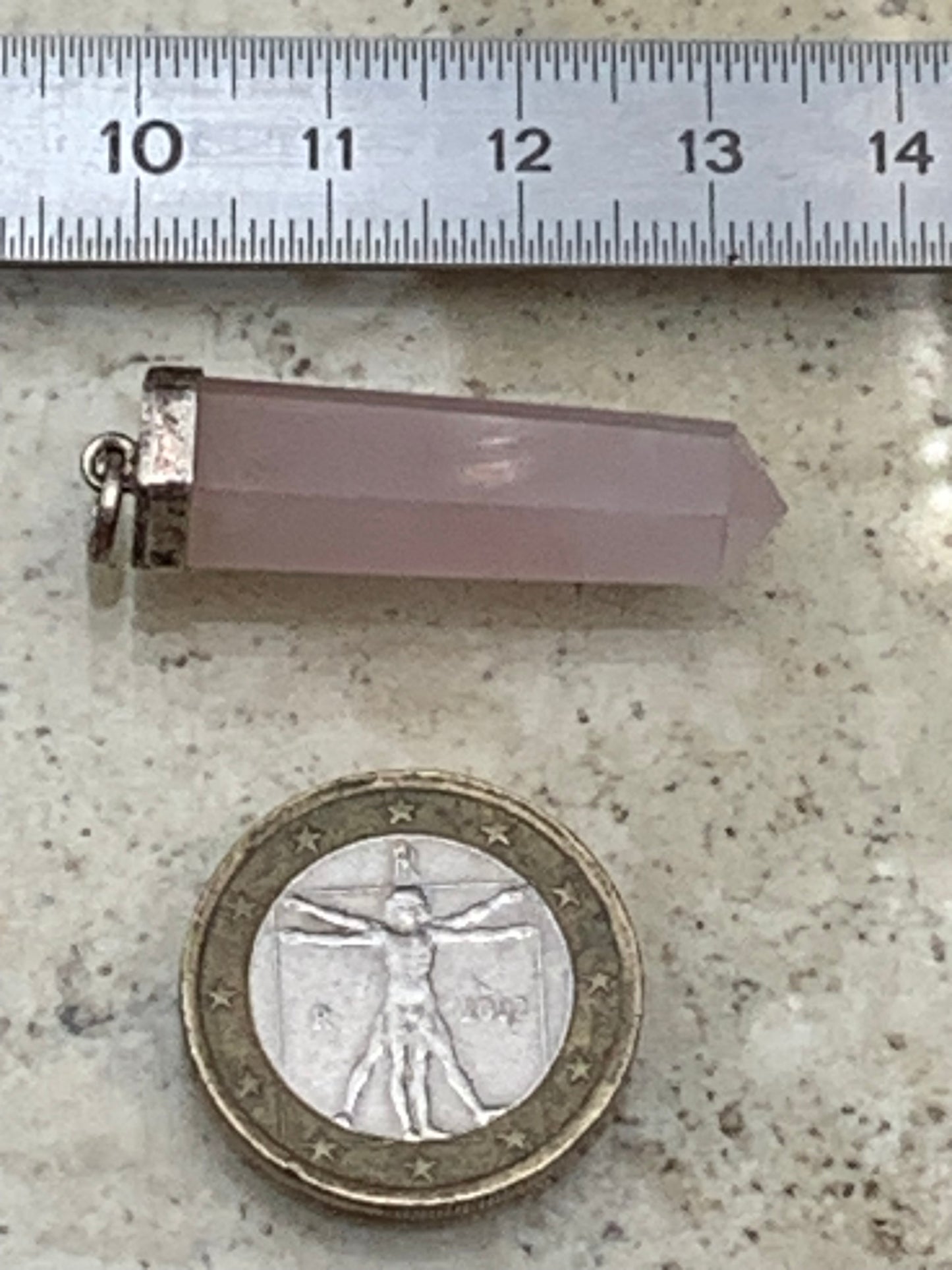 Cristal de roche/ Quartz rose ! Pendentif pointe/ laser en Argent, de 42mm de hauteur x 9 de diamètre. Vendu avec cordon réglable de couleur noire !