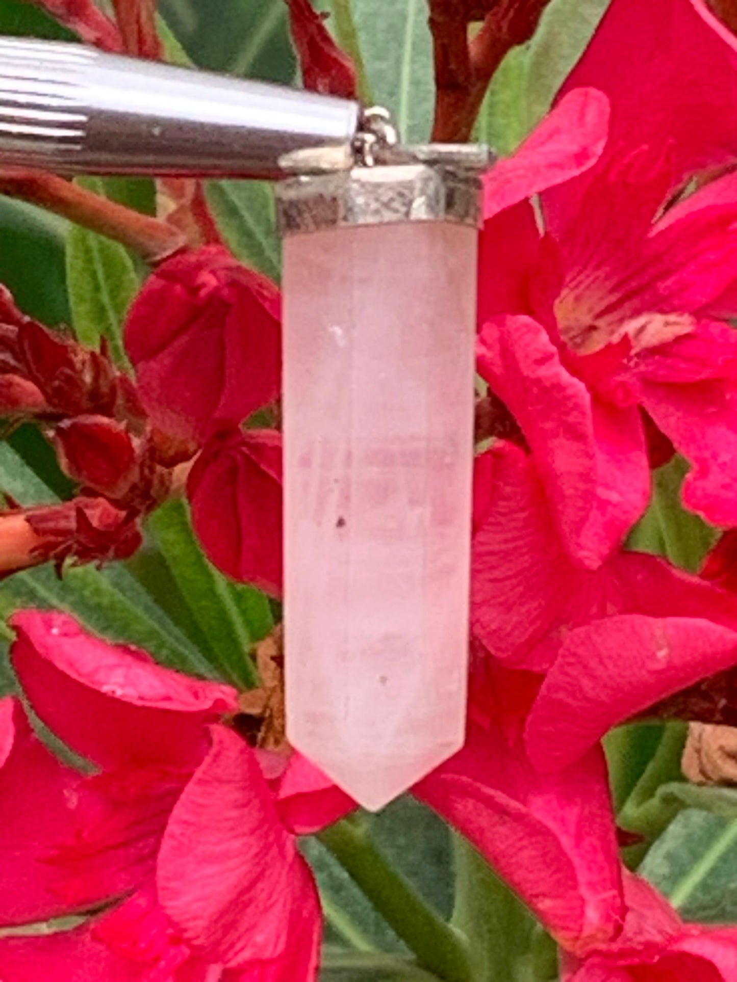 Cristal de roche/ Quartz rose ! Pendentif pointe/ laser en Argent, de 42mm de hauteur x 9 de diamètre. Vendu avec cordon réglable de couleur noire !