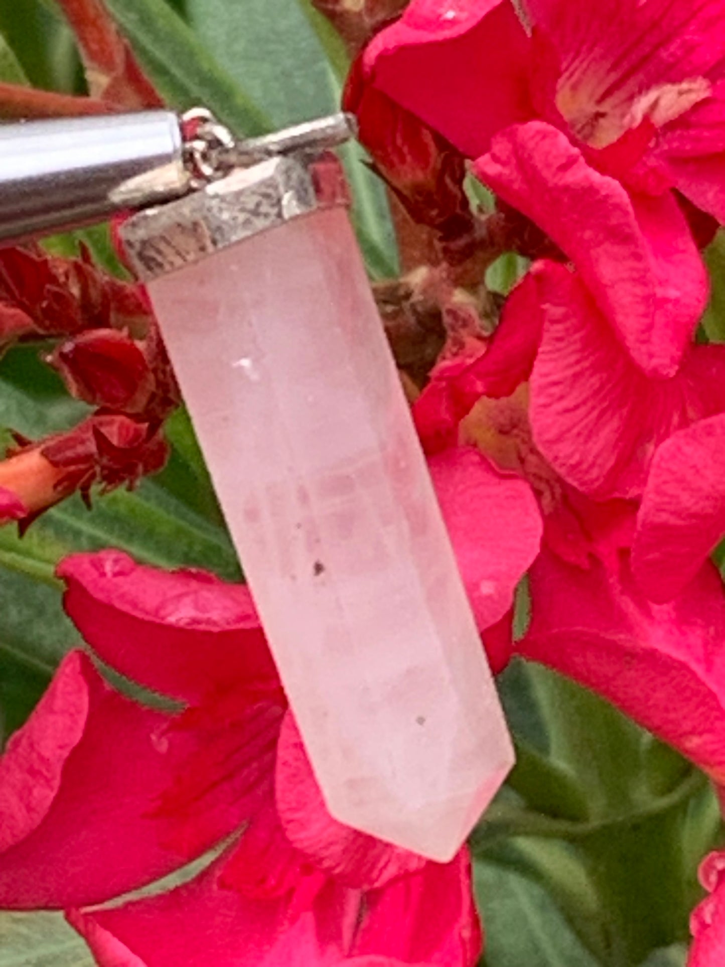 Cristal de roche/ Quartz rose ! Pendentif pointe/ laser en Argent, de 42mm de hauteur x 9 de diamètre. Vendu avec cordon réglable de couleur noire !