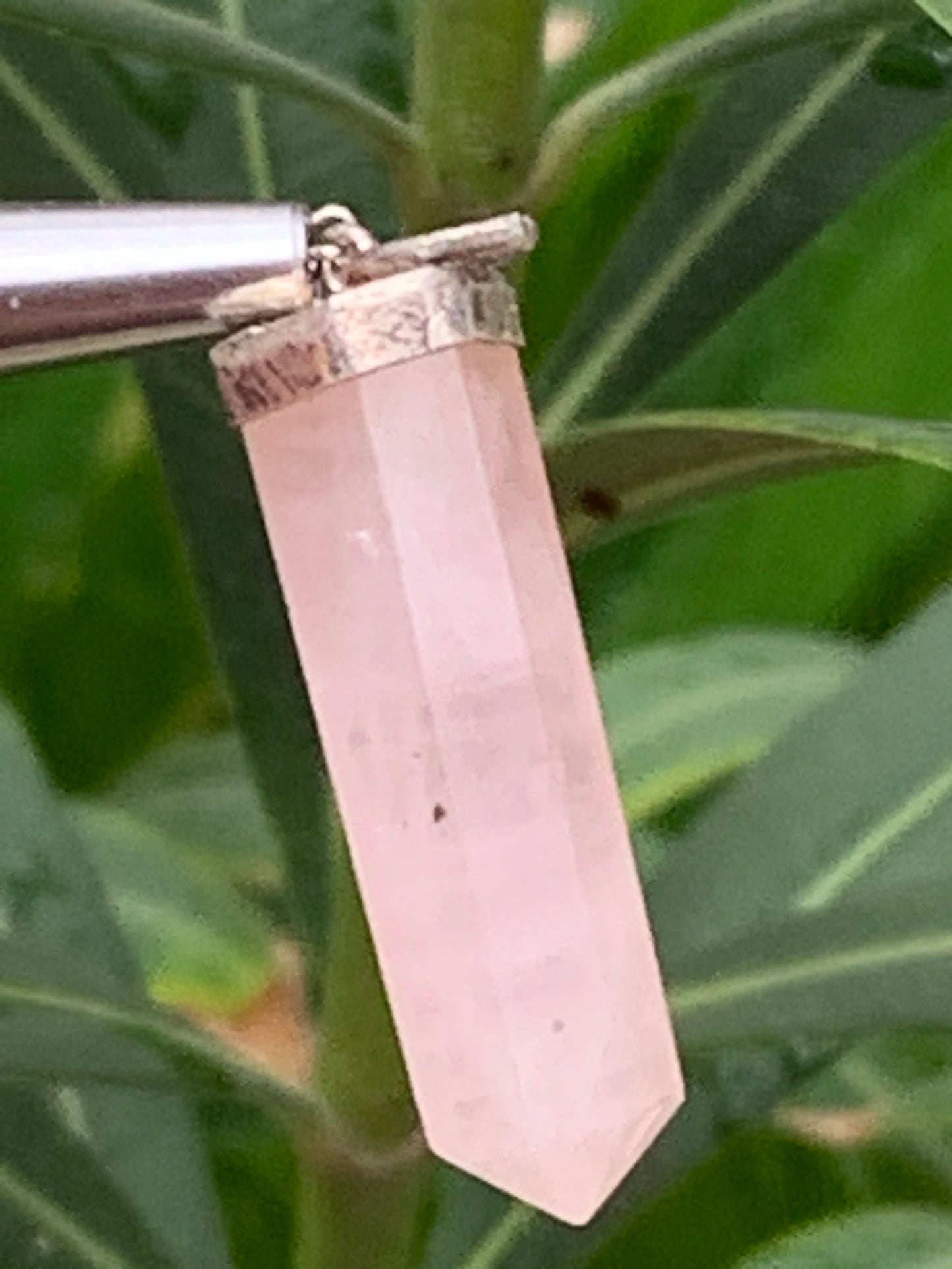 Cristal de roche/ Quartz rose ! Pendentif pointe/ laser en Argent, de 42mm de hauteur x 9 de diamètre. Vendu avec cordon réglable de couleur noire !