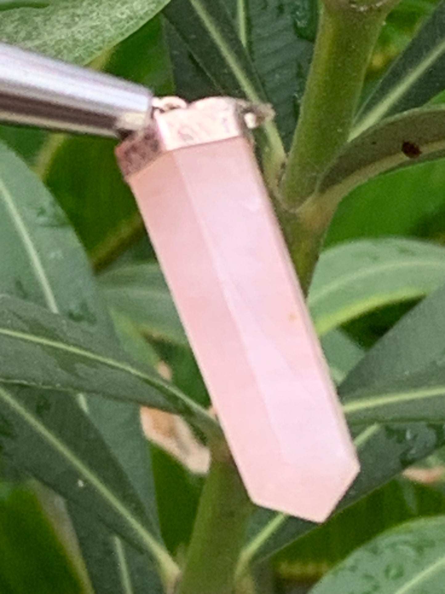 Cristal de roche/ Quartz rose ! Pendentif pointe/ laser en Argent, de 42mm de hauteur x 9 de diamètre. Vendu avec cordon réglable de couleur noire !