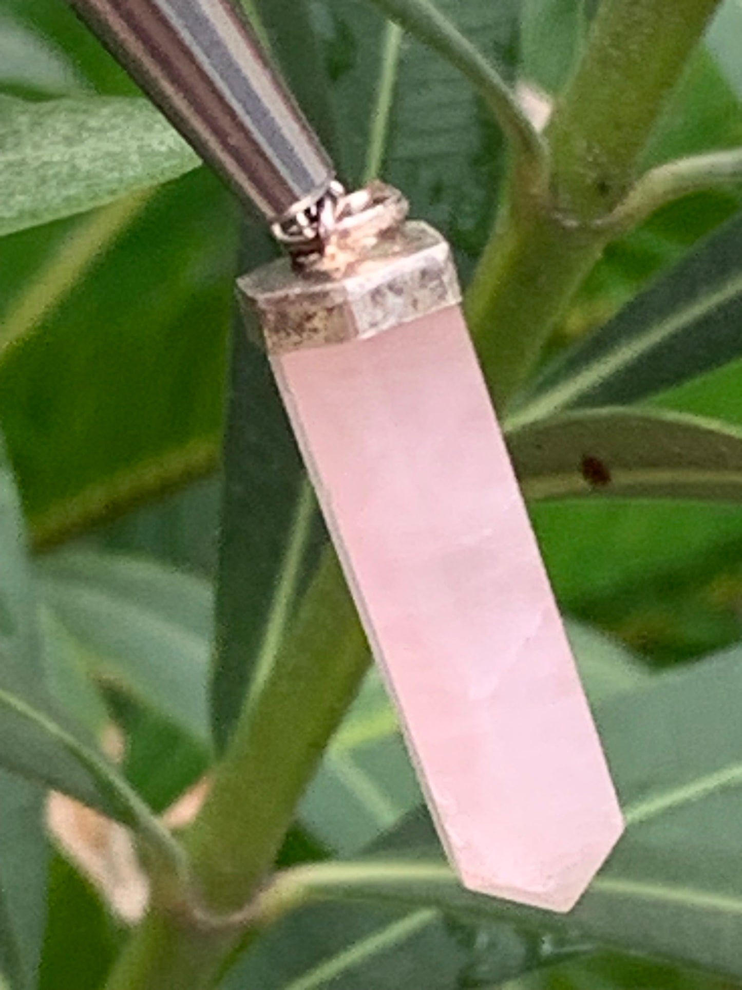Cristal de roche/ Quartz rose ! Pendentif pointe/ laser en Argent, de 42mm de hauteur x 9 de diamètre. Vendu avec cordon réglable de couleur noire !