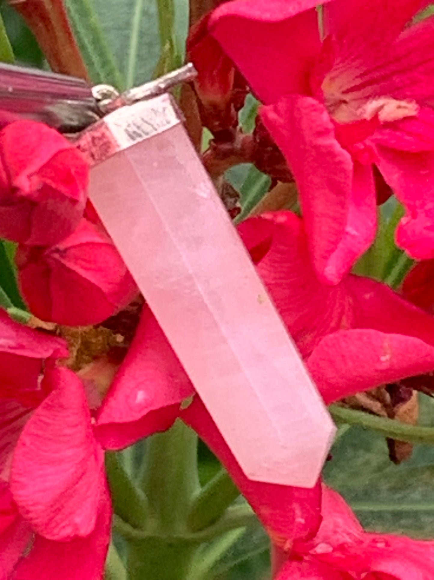 Cristal de roche/ Quartz rose ! Pendentif pointe/ laser en Argent, de 42mm de hauteur x 9 de diamètre. Vendu avec cordon réglable de couleur noire !
