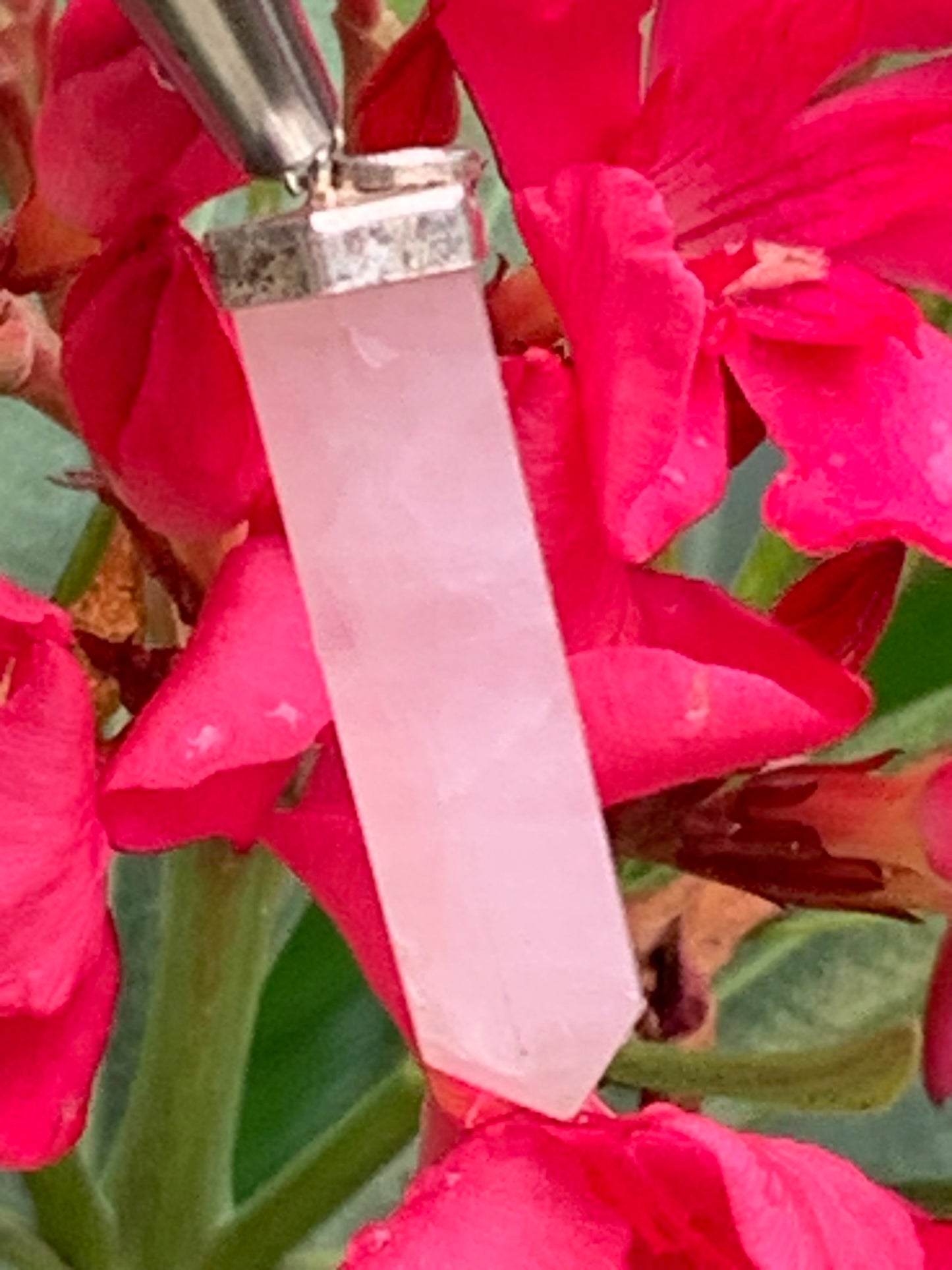 Cristal de roche/ Quartz rose ! Pendentif pointe/ laser en Argent, de 42mm de hauteur x 9 de diamètre. Vendu avec cordon réglable de couleur noire !
