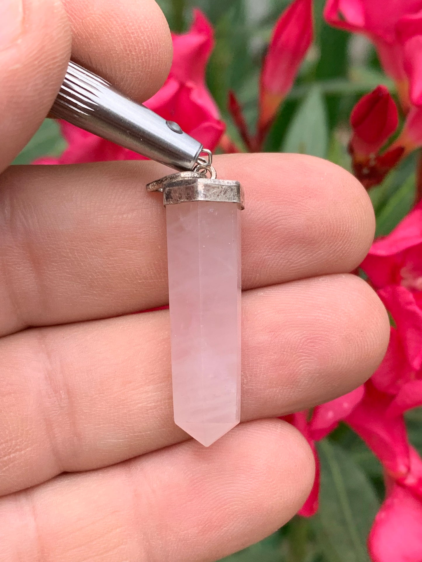 Cristal de roche/ Quartz rose ! Pendentif pointe/ laser en Argent, de 42mm de hauteur x 9 de diamètre. Vendu avec cordon réglable de couleur noire !