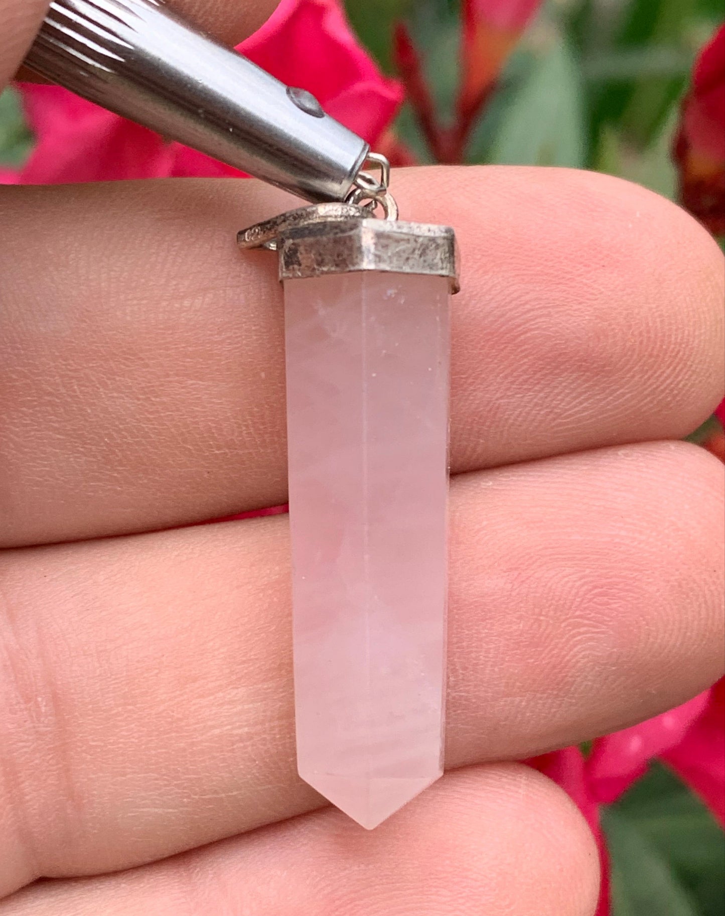 Cristal de roche/ Quartz rose ! Pendentif pointe/ laser en Argent, de 42mm de hauteur x 9 de diamètre. Vendu avec cordon réglable de couleur noire !