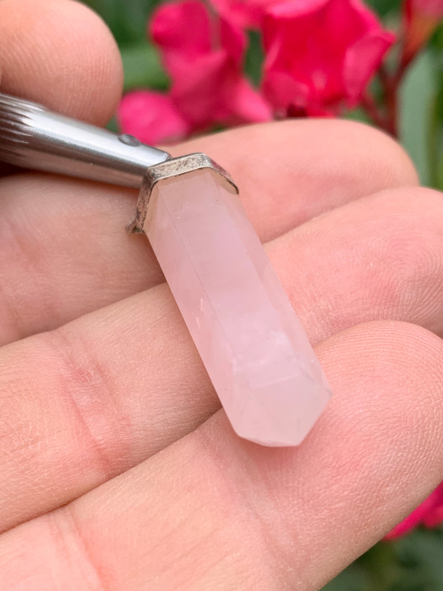 Cristal de roche/ Quartz rose ! Pendentif pointe/ laser en Argent, de 42mm de hauteur x 9 de diamètre. Vendu avec cordon réglable de couleur noire !