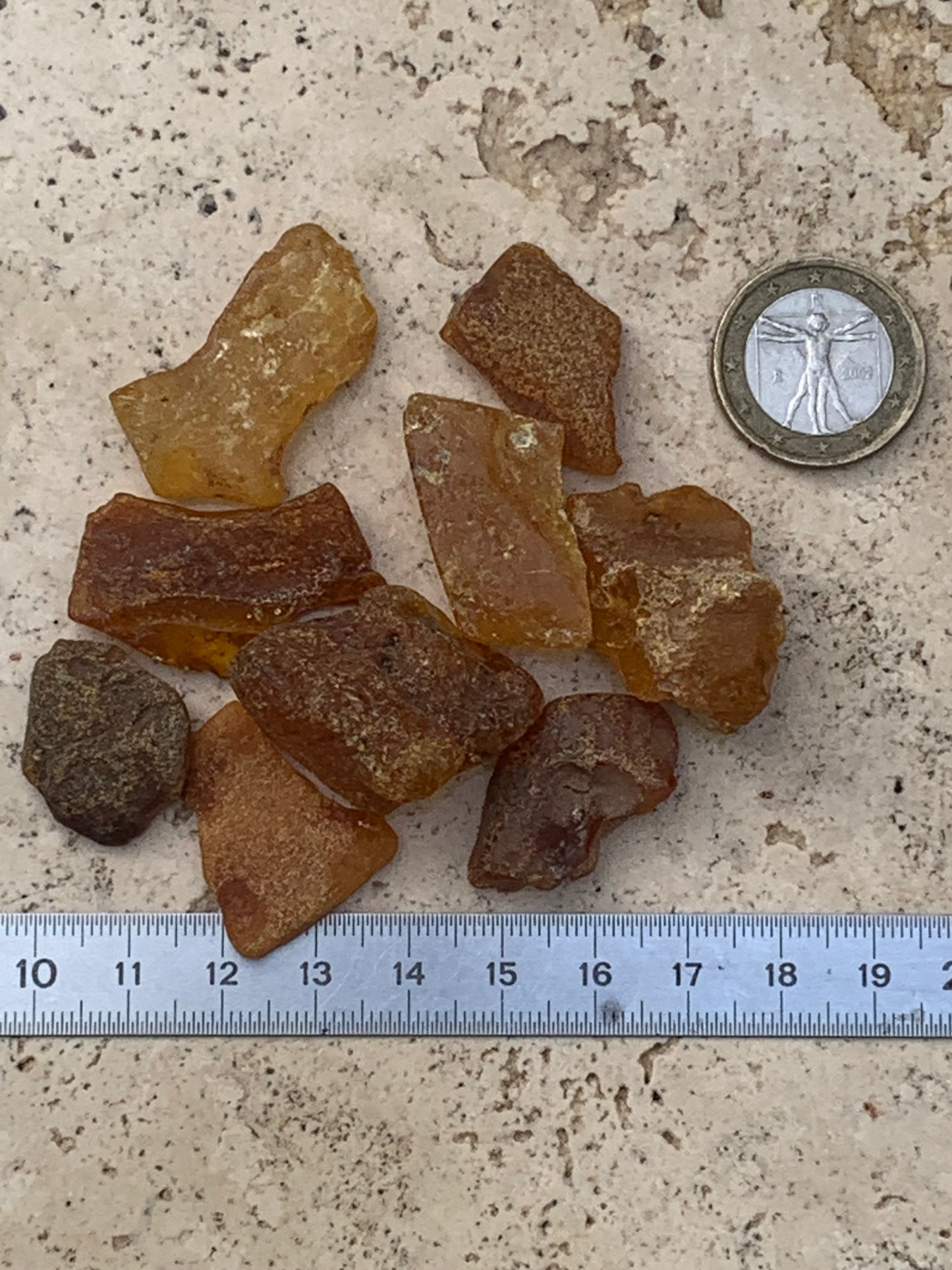 Ambre brut de Lituanie, vente en lot de 25 grammes. Taille de 40x25x15 mm en moyenne ! Parfait pour la bijouterie, collection...