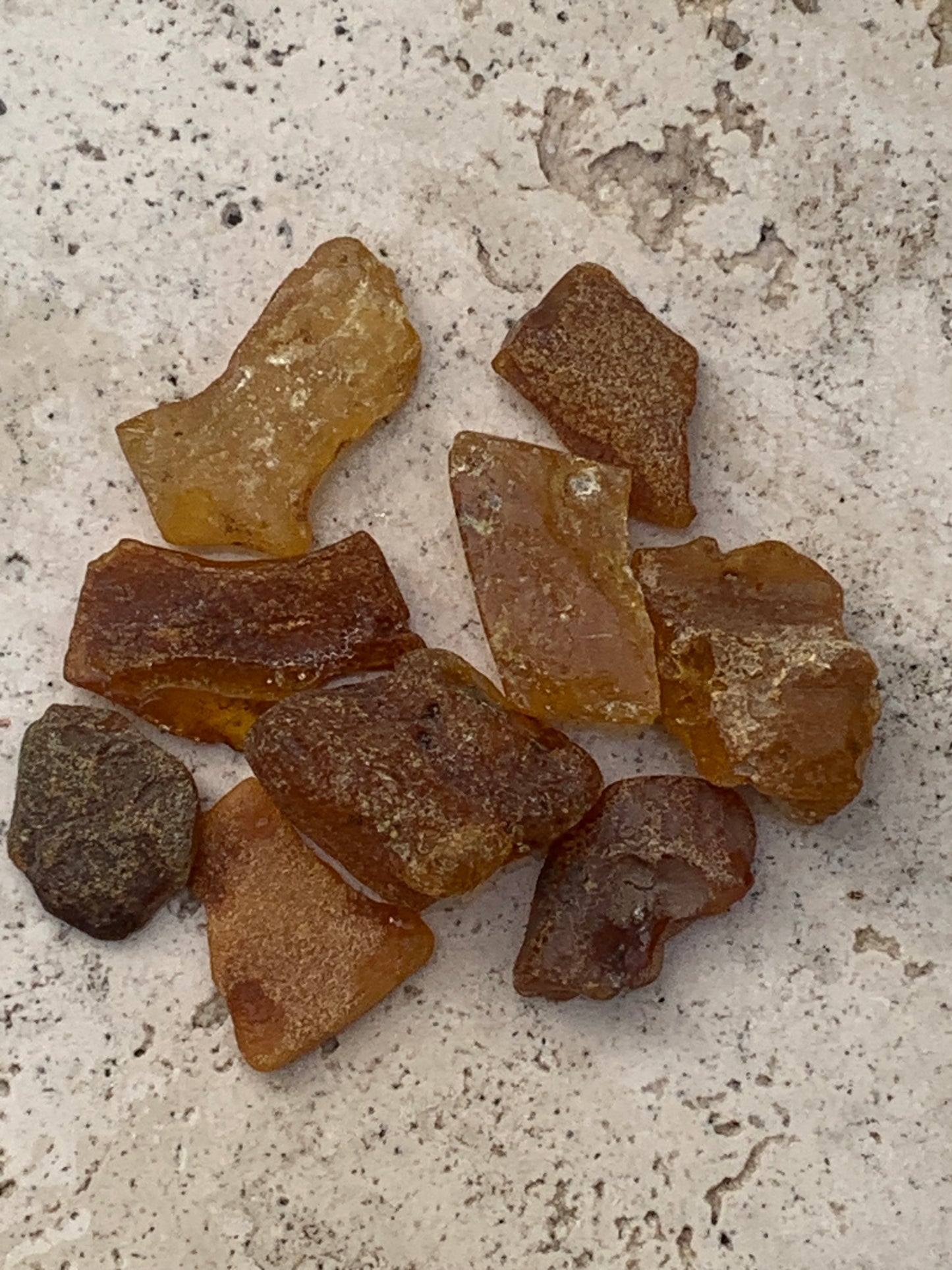 Ambre brut de Lituanie, vente en lot de 25 grammes. Taille de 40x25x15 mm en moyenne ! Parfait pour la bijouterie, collection...