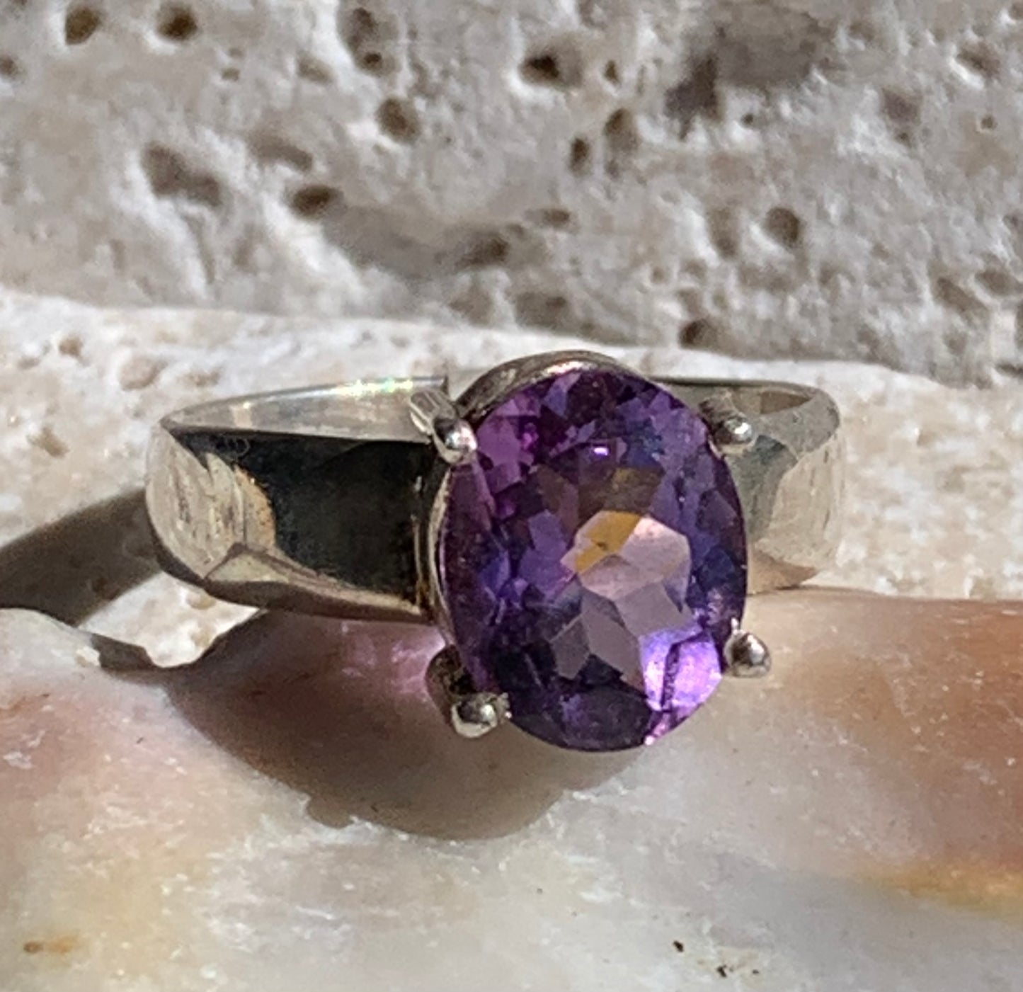 Superbe bague en Améthyste à facettes, sur monture en métal Argent 0.925, Taille 56. Superbe pierre, très belle réalisation !