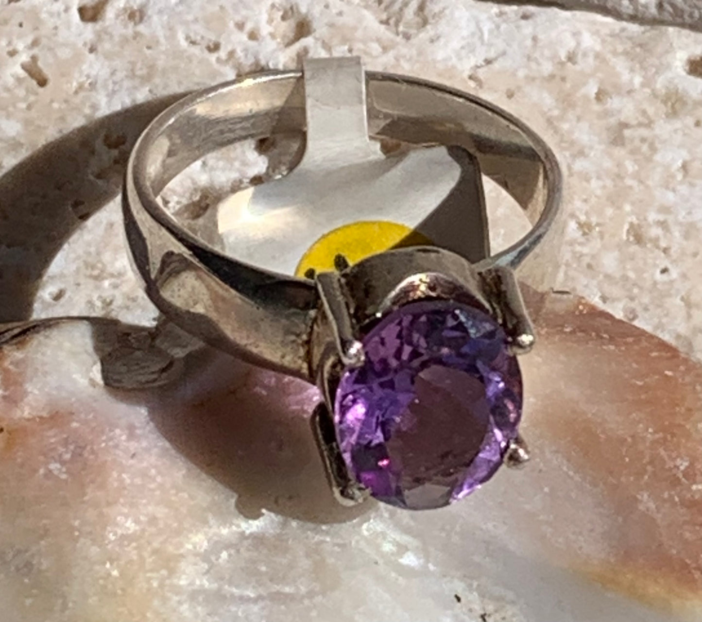 Superbe bague en Améthyste à facettes, sur monture en métal Argent 0.925, Taille 56. Superbe pierre, très belle réalisation !