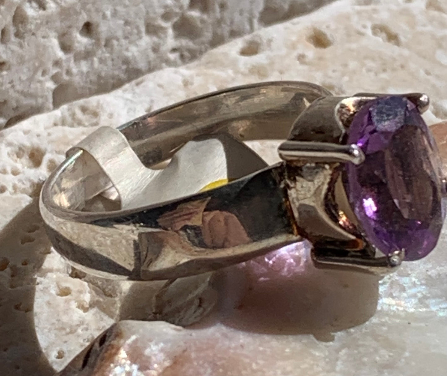 Superbe bague en Améthyste à facettes, sur monture en métal Argent 0.925, Taille 56. Superbe pierre, très belle réalisation !