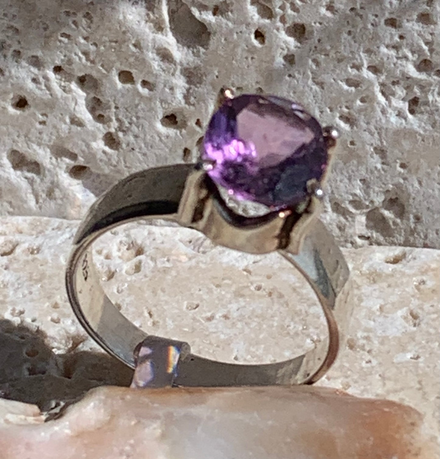 Superbe bague en Améthyste à facettes, sur monture en métal Argent 0.925, Taille 56. Superbe pierre, très belle réalisation !