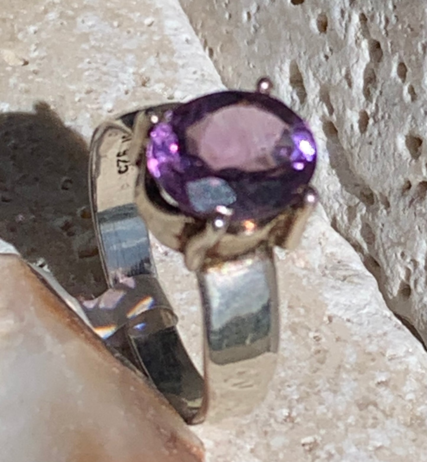 Superbe bague en Améthyste à facettes, sur monture en métal Argent 0.925, Taille 56. Superbe pierre, très belle réalisation !
