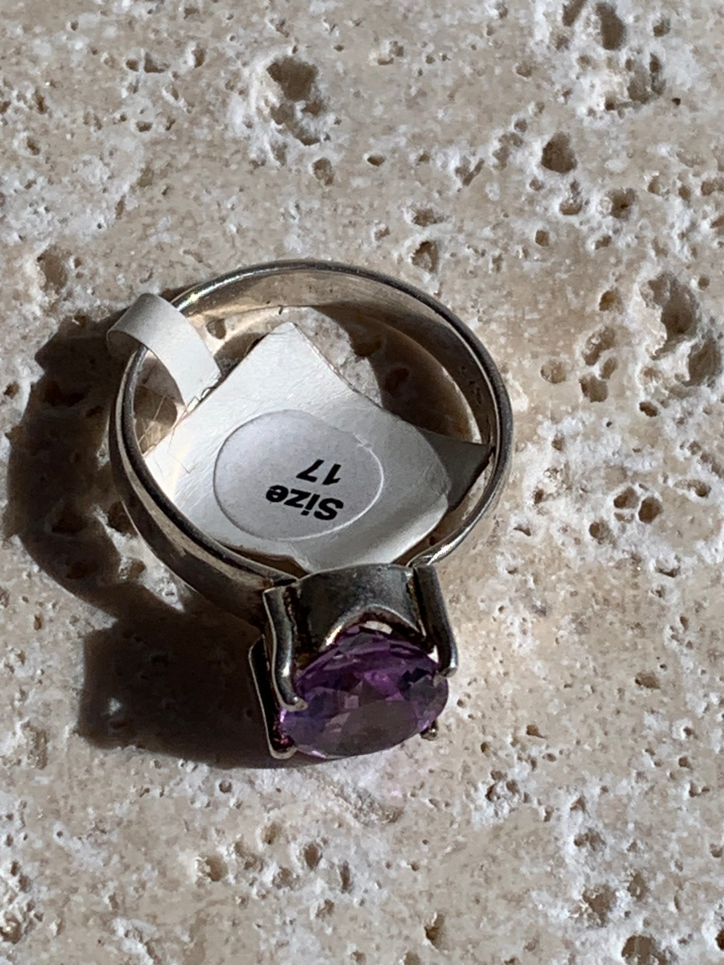 Superbe bague en Améthyste à facettes, sur monture en métal Argent 0.925, Taille 56. Superbe pierre, très belle réalisation !