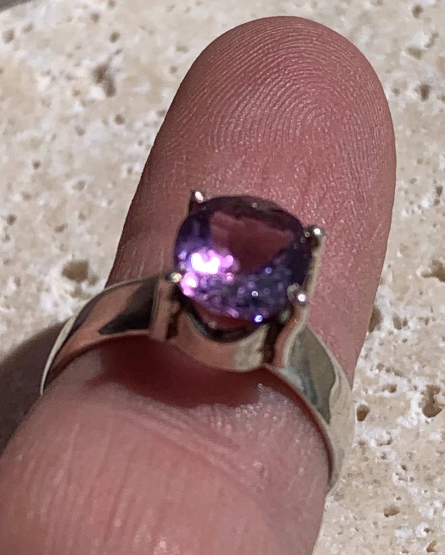 Superbe bague en Améthyste à facettes, sur monture en métal Argent 0.925, Taille 56. Superbe pierre, très belle réalisation !