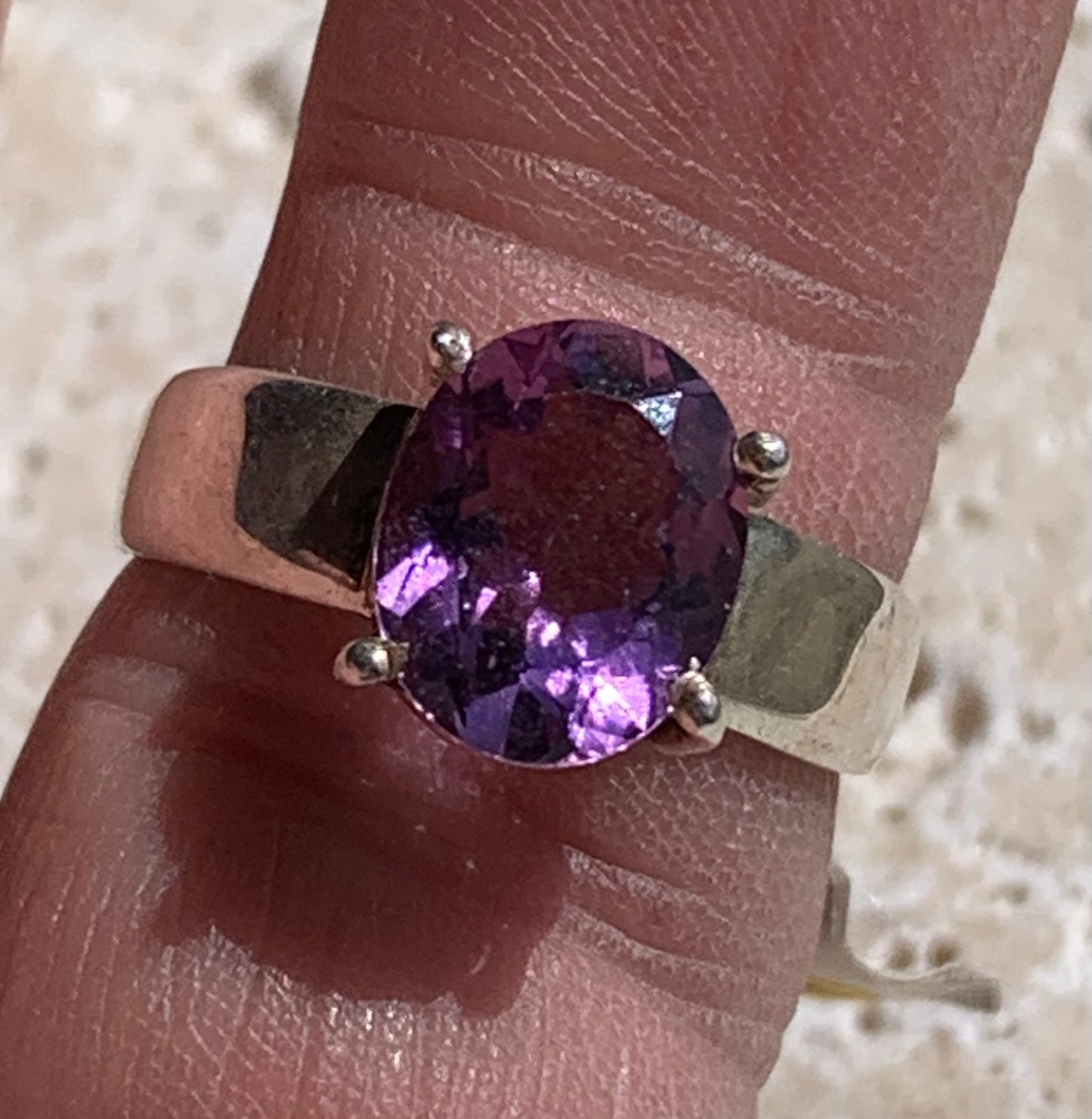 Superbe bague en Améthyste à facettes, sur monture en métal Argent 0.925, Taille 56. Superbe pierre, très belle réalisation !