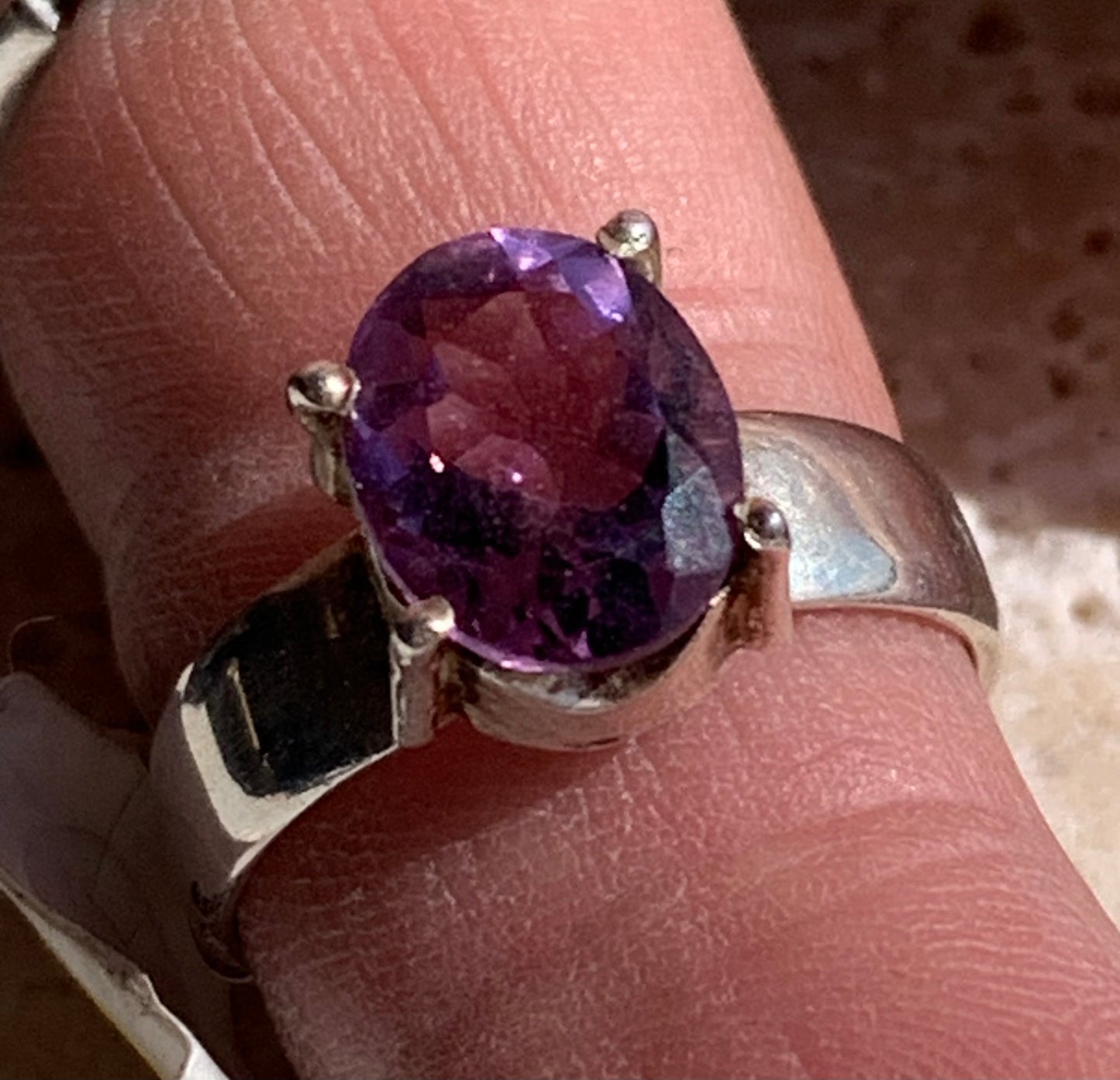 Superbe bague en Améthyste à facettes, sur monture en métal Argent 0.925, Taille 56. Superbe pierre, très belle réalisation !