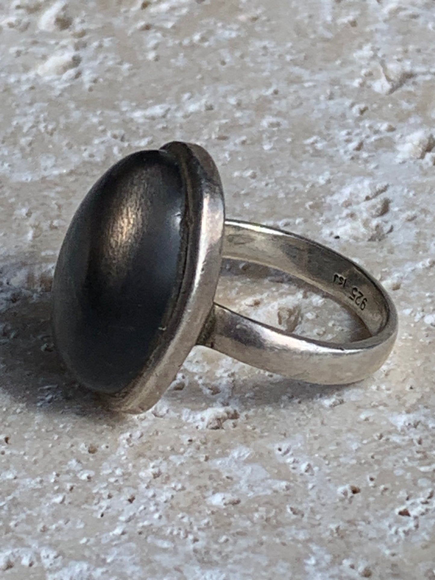 Superbe bague en Pierre de lune grise d'Inde, montée Argent 0.925, taille 56. Superbe pierre au reflets brillants !