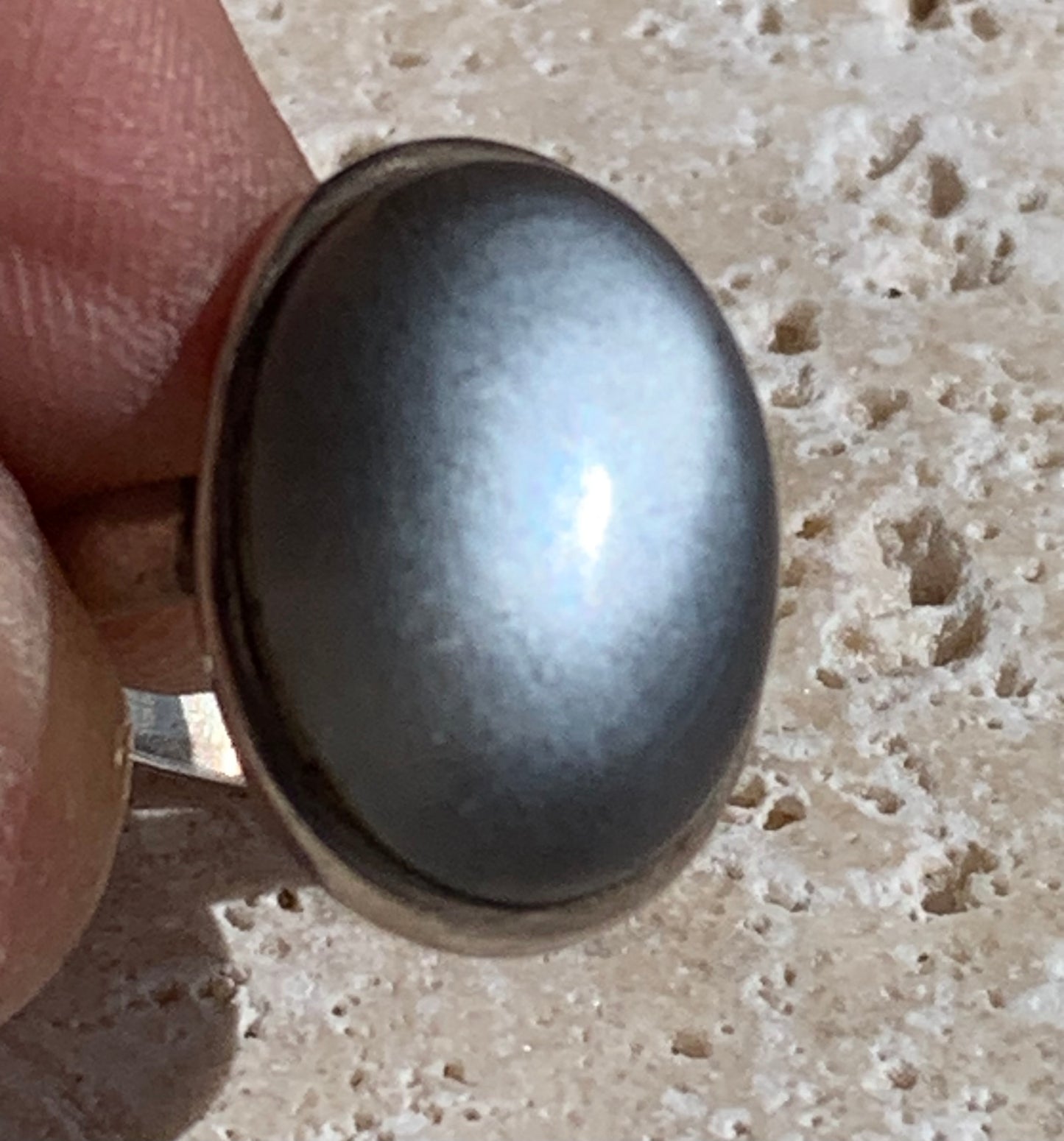 Superbe bague en Pierre de lune grise d'Inde, montée Argent 0.925, taille 56. Superbe pierre au reflets brillants !
