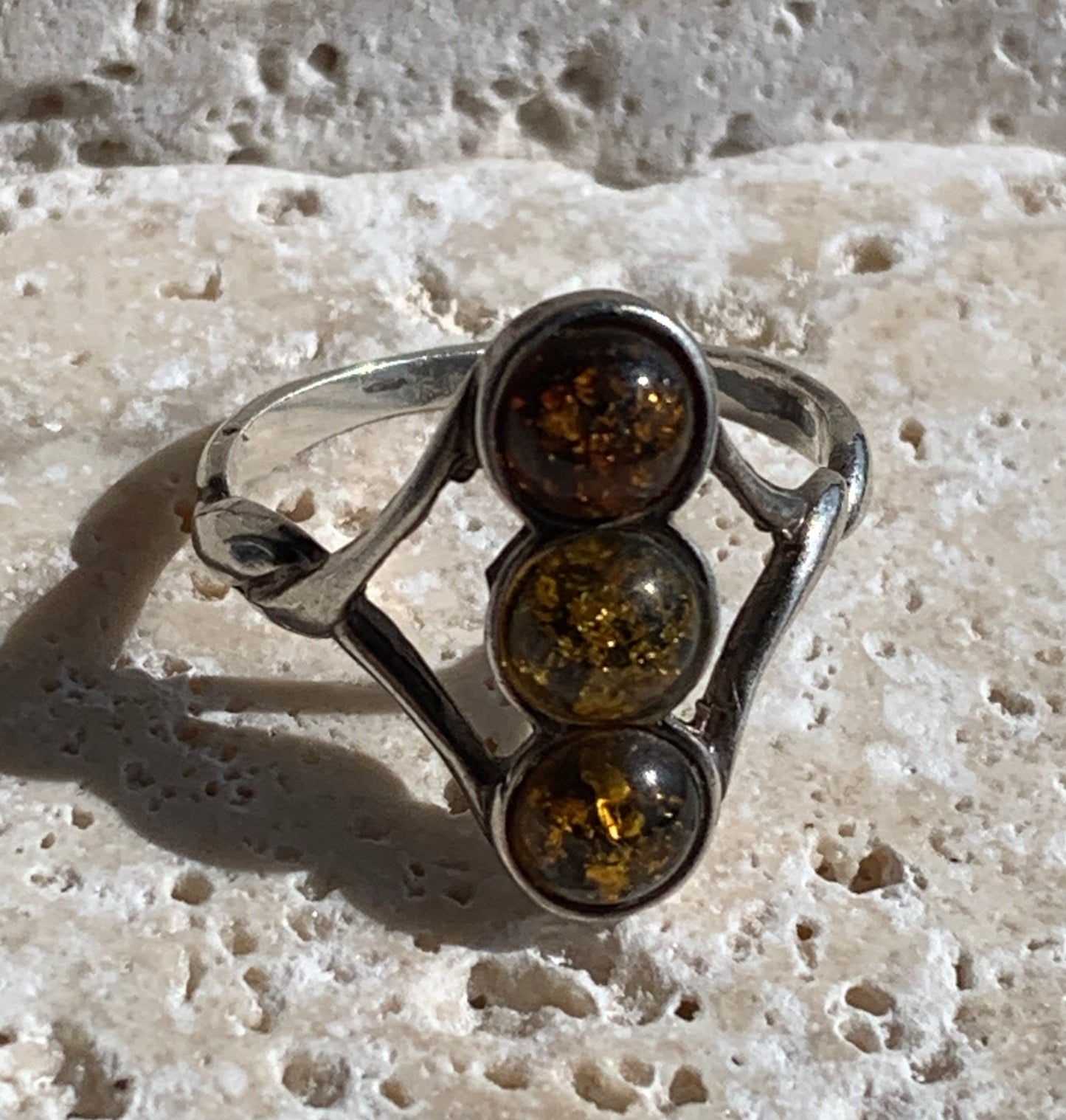 Élégante bague en Ambre, avec anneau torsadé, montée Argent 0.925. Superbes petits cabochons ronds avec 3 couleurs d'ambre. Très belle réalisation avec détails incroyables ! Taille de 57 fr !