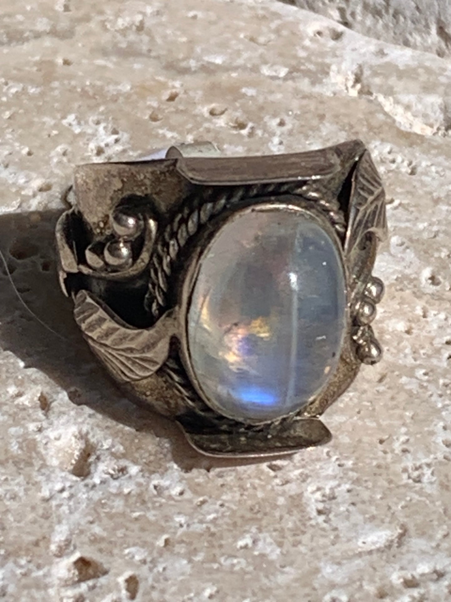Superbe bague en labradorite blanche avec métal gravé y compris sur l'anneau, taille 56, montée Argent 925. Superbe pierre, très belle réalisation avec détails incroyables !