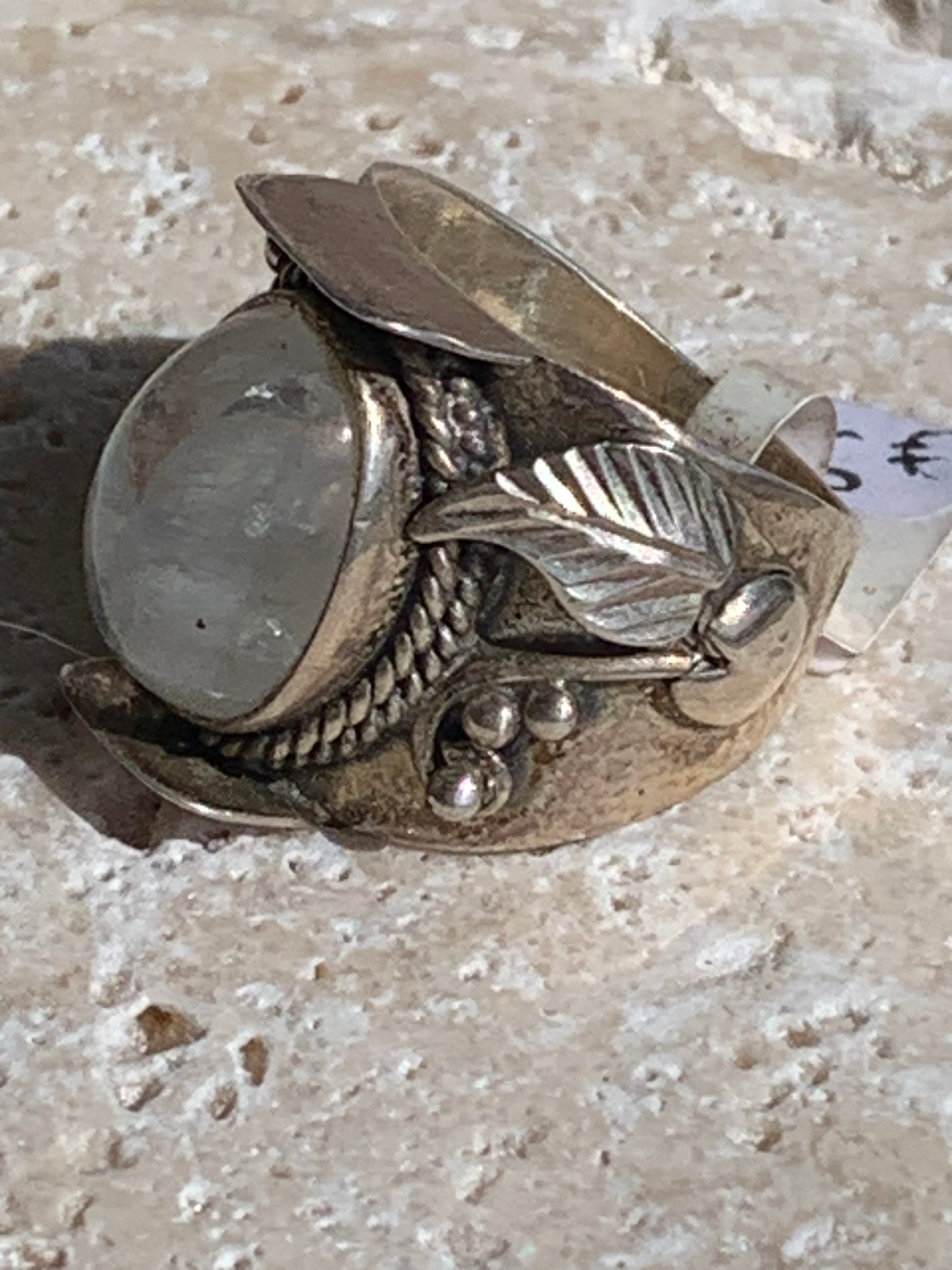 Superbe bague en labradorite blanche avec métal gravé y compris sur l'anneau, taille 56, montée Argent 925. Superbe pierre, très belle réalisation avec détails incroyables !