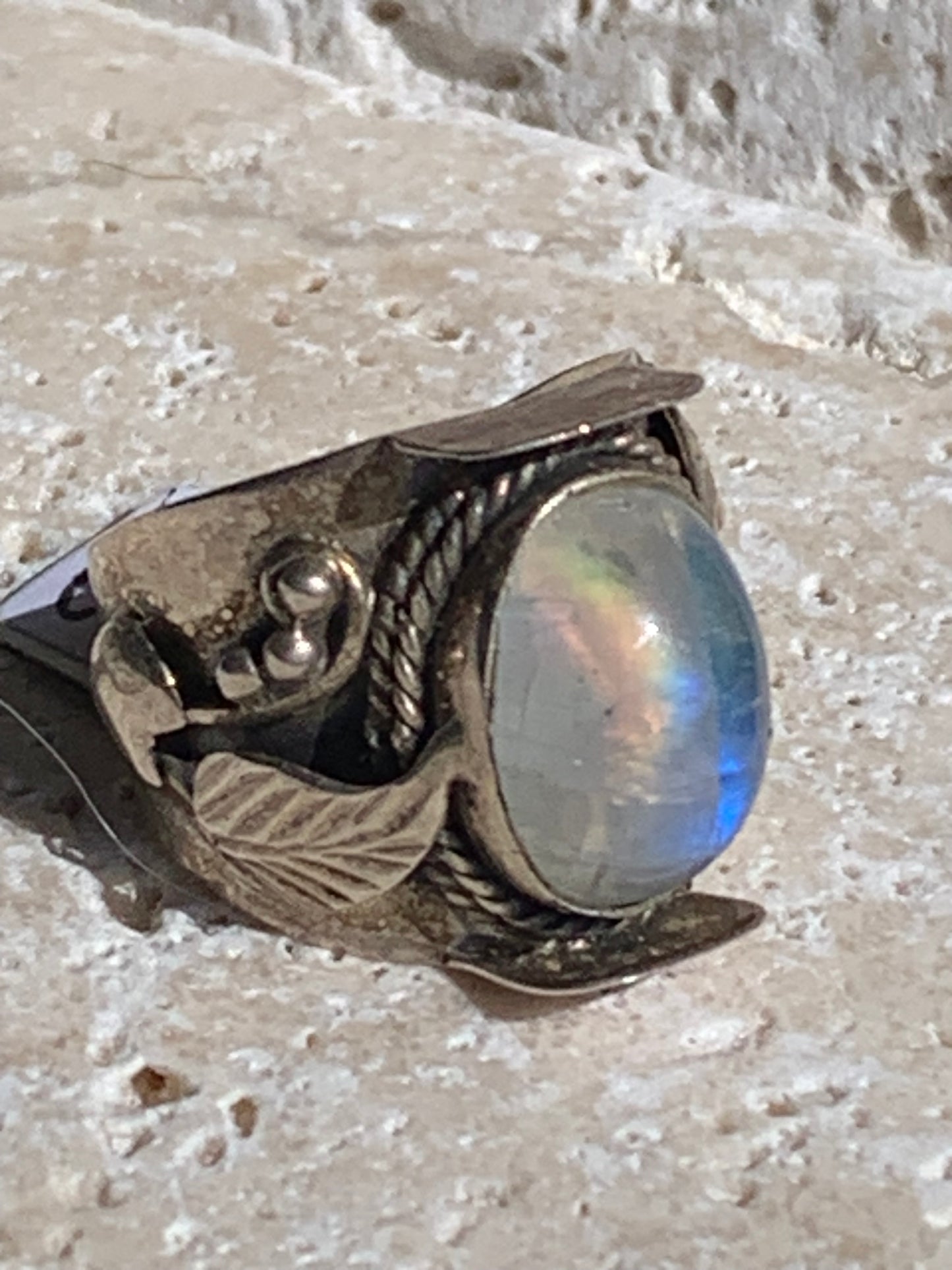 Superbe bague en labradorite blanche avec métal gravé y compris sur l'anneau, taille 56, montée Argent 925. Superbe pierre, très belle réalisation avec détails incroyables !