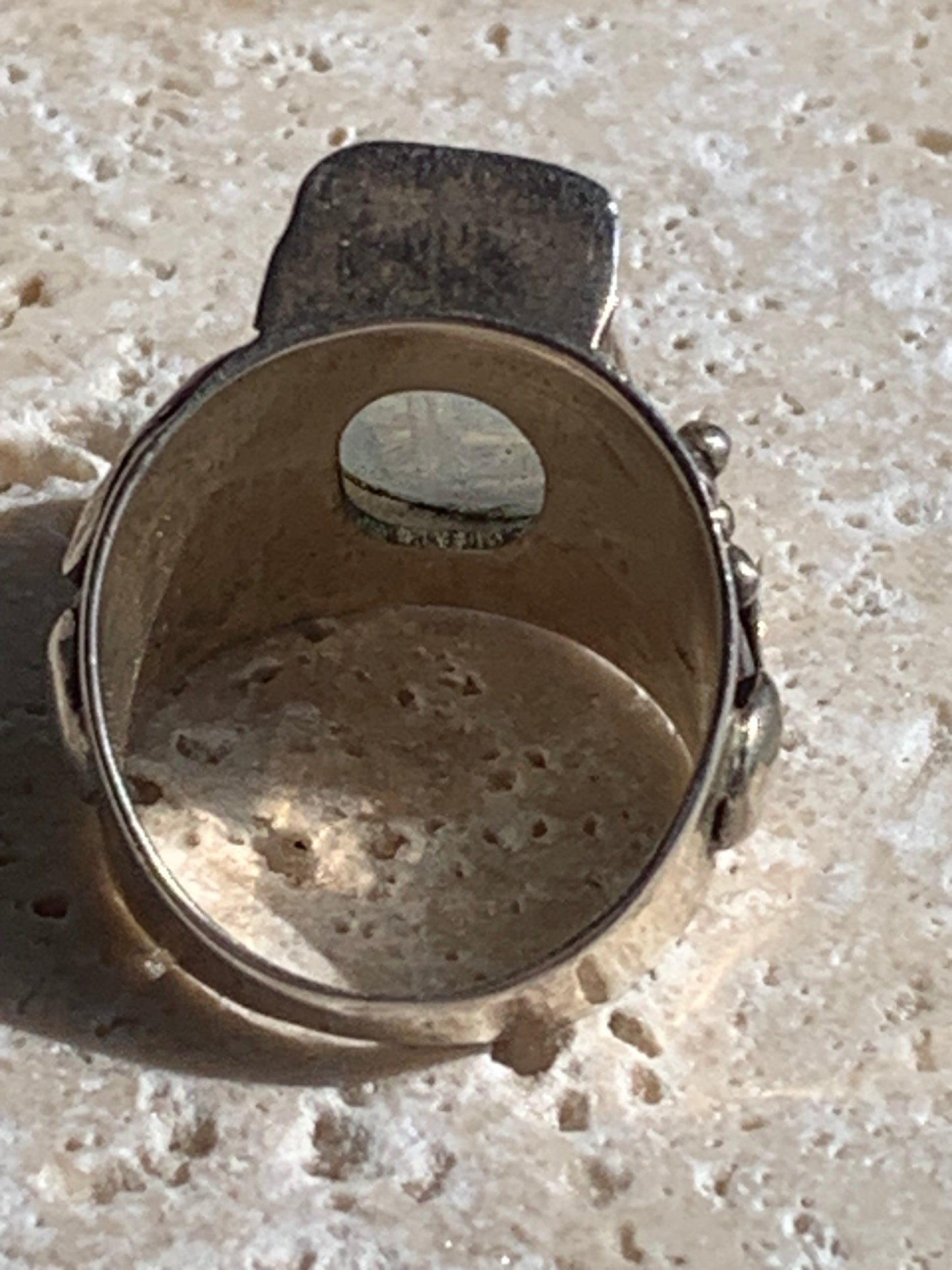 Superbe bague en labradorite blanche avec métal gravé y compris sur l'anneau, taille 56, montée Argent 925. Superbe pierre, très belle réalisation avec détails incroyables !