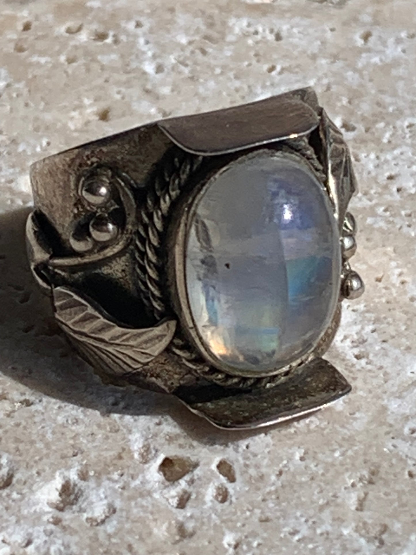 Superbe bague en labradorite blanche avec métal gravé y compris sur l'anneau, taille 56, montée Argent 925. Superbe pierre, très belle réalisation avec détails incroyables !