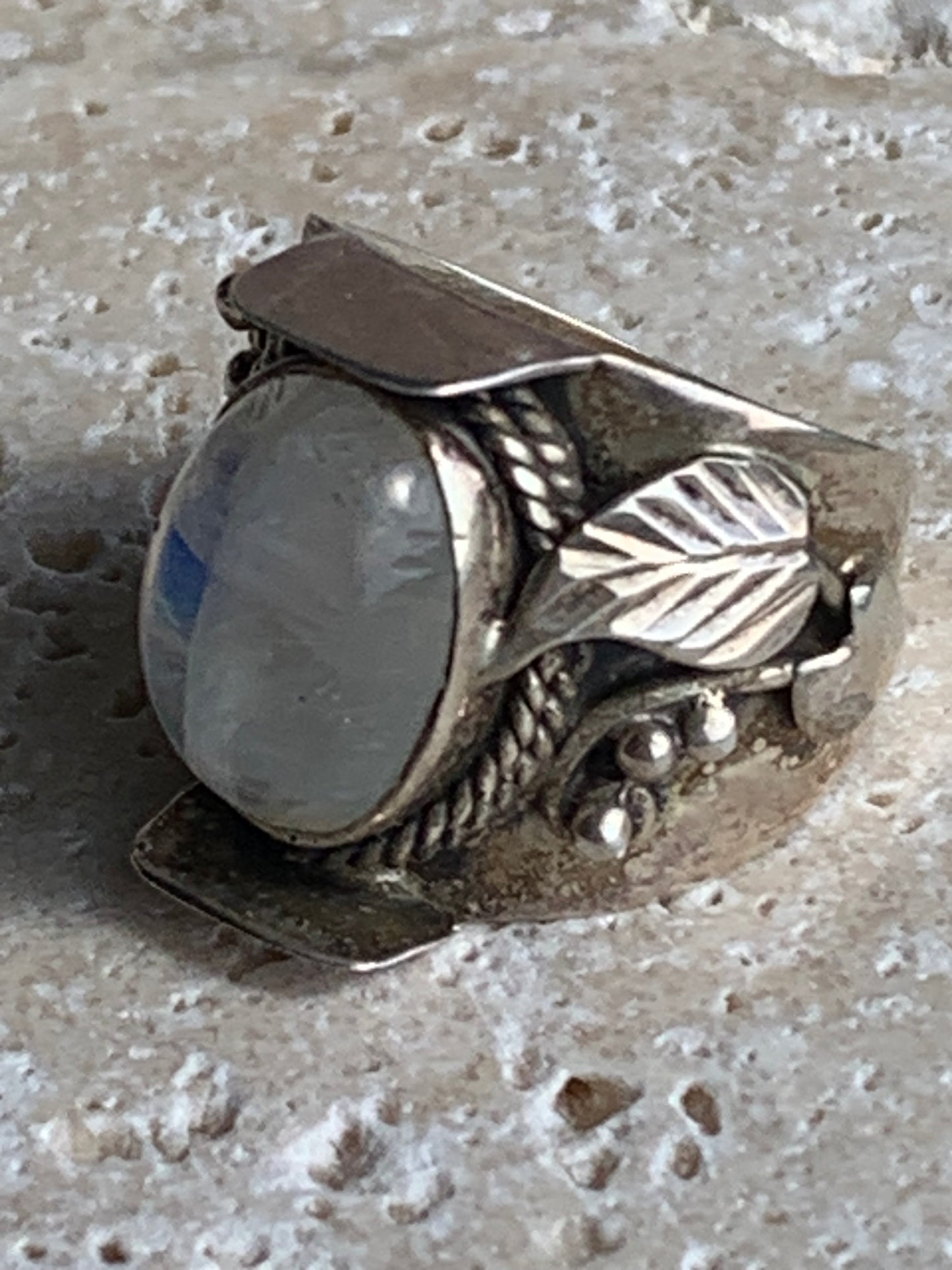 Superbe bague en labradorite blanche avec métal gravé y compris sur l'anneau, taille 56, montée Argent 925. Superbe pierre, très belle réalisation avec détails incroyables !