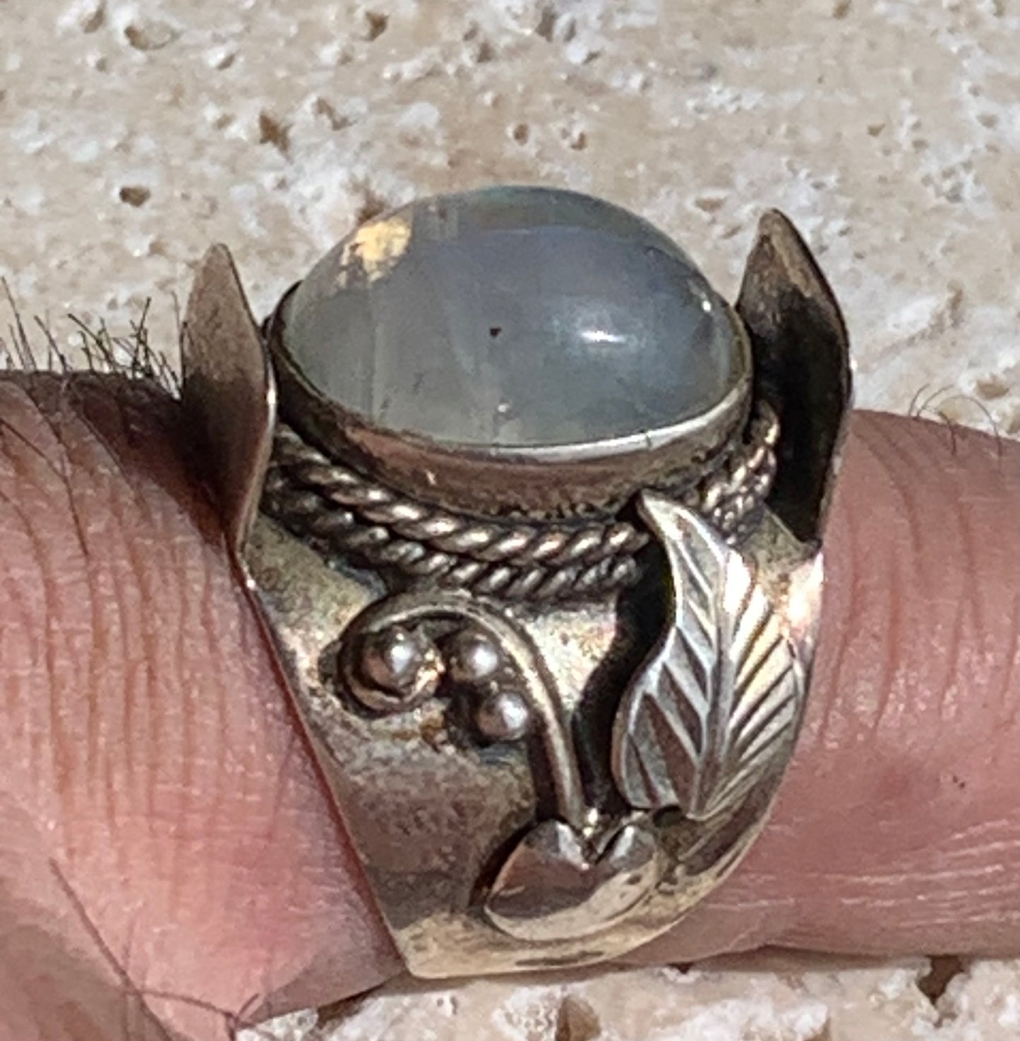Superbe bague en labradorite blanche avec métal gravé y compris sur l'anneau, taille 56, montée Argent 925. Superbe pierre, très belle réalisation avec détails incroyables !