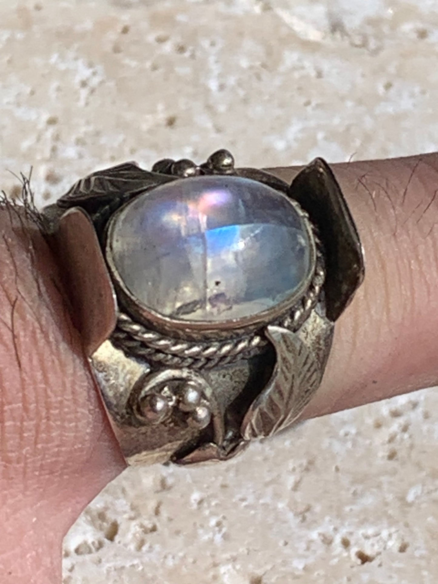 Superbe bague en labradorite blanche avec métal gravé y compris sur l'anneau, taille 56, montée Argent 925. Superbe pierre, très belle réalisation avec détails incroyables !