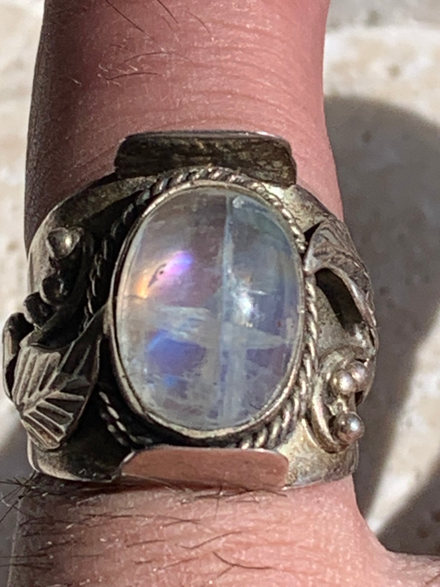 Superbe bague en labradorite blanche avec métal gravé y compris sur l'anneau, taille 56, montée Argent 925. Superbe pierre, très belle réalisation avec détails incroyables !