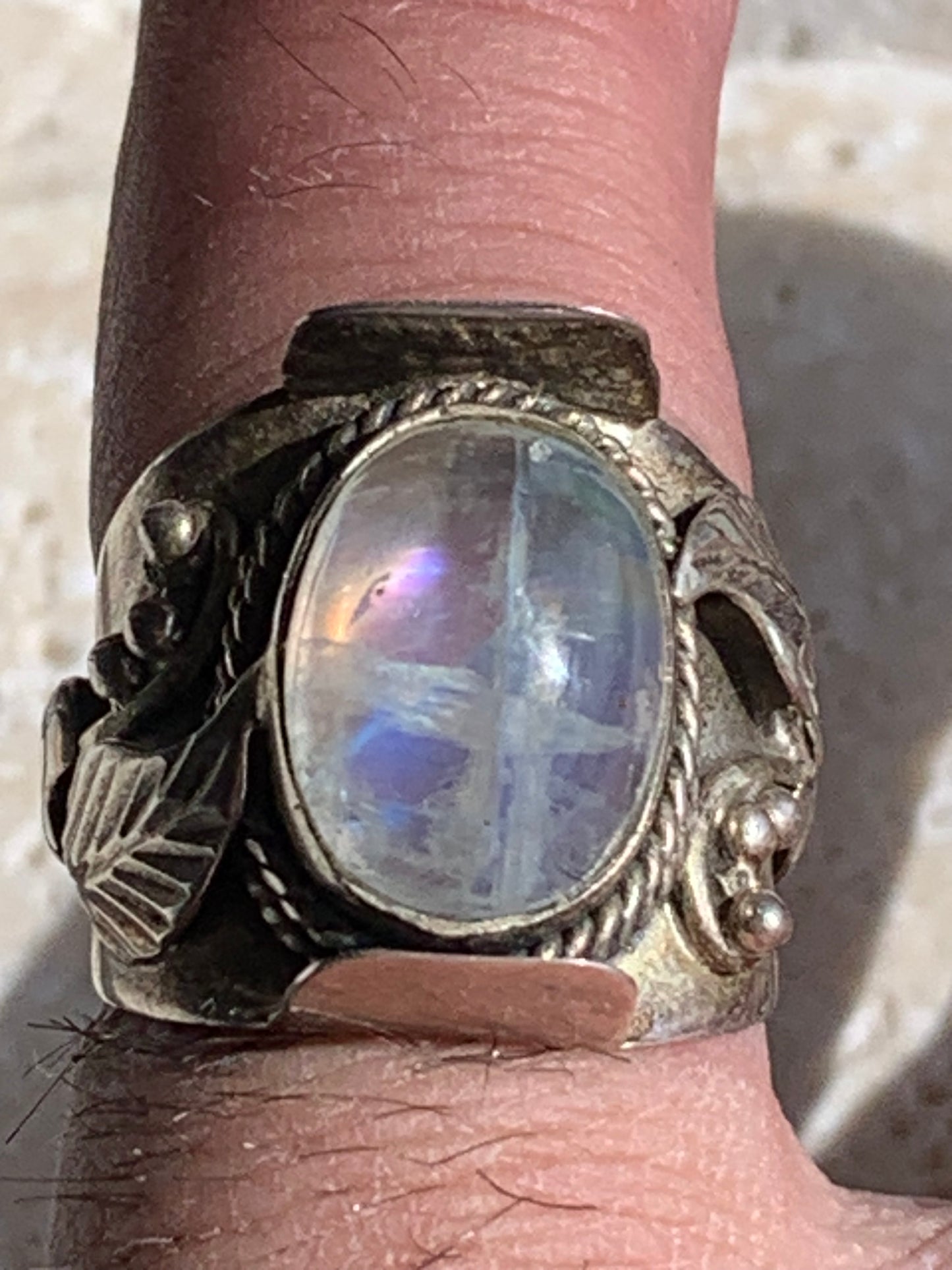 Superbe bague en labradorite blanche avec métal gravé y compris sur l'anneau, taille 56, montée Argent 925. Superbe pierre, très belle réalisation avec détails incroyables !