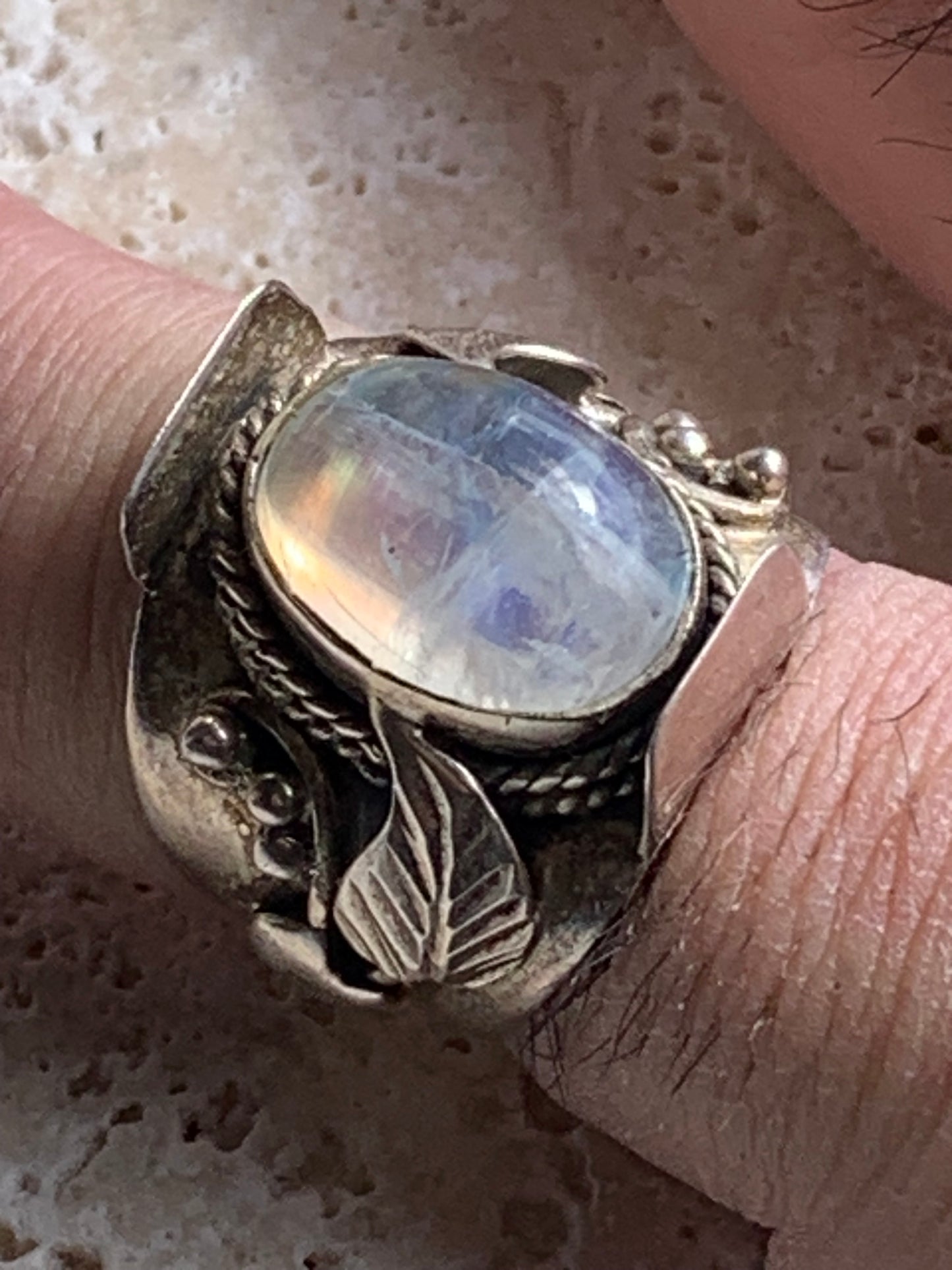 Superbe bague en labradorite blanche avec métal gravé y compris sur l'anneau, taille 56, montée Argent 925. Superbe pierre, très belle réalisation avec détails incroyables !