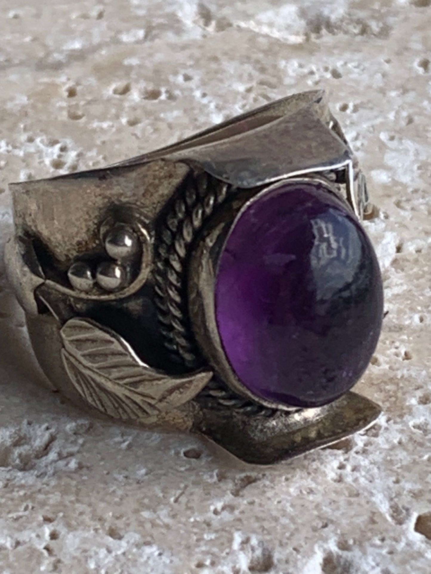 Superbe bague en améthyste avec métal gravé y compris sur l'anneau, montée Argent 0.925. Superbe pierre, très belle réalisation ! Taille de 57 fr !