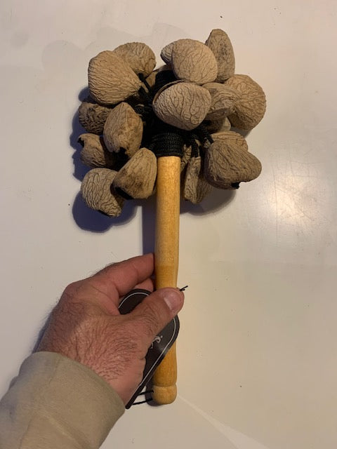 Hochets avec manche en bois et coquilles de graines, construction très robuste - 4 graines au choix