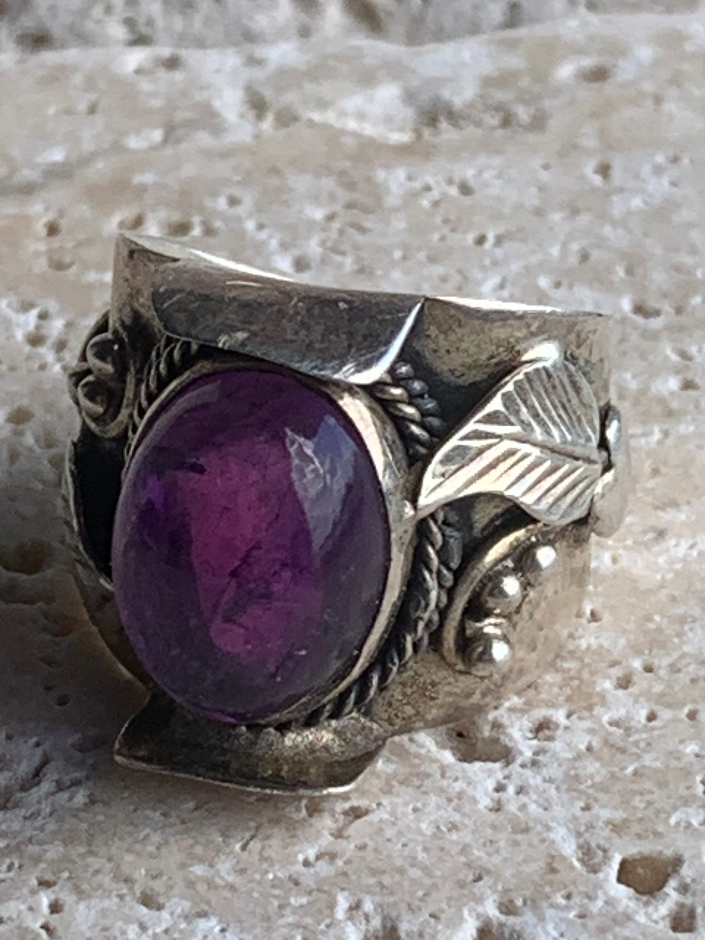 Superbe bague en améthyste avec métal gravé y compris sur l'anneau, montée Argent 0.925. Superbe pierre, très belle réalisation ! Taille de 57 fr !