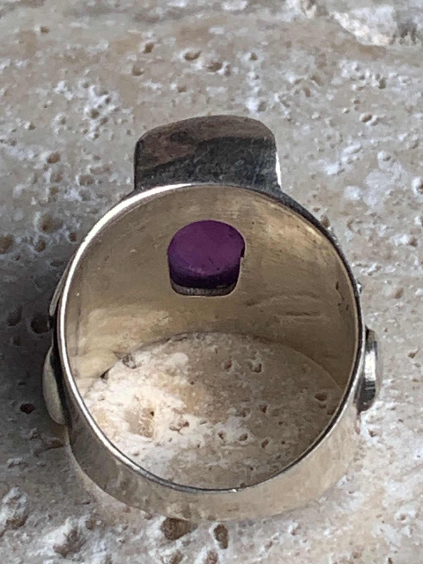 Superbe bague en améthyste avec métal gravé y compris sur l'anneau, montée Argent 0.925. Superbe pierre, très belle réalisation ! Taille de 57 fr !