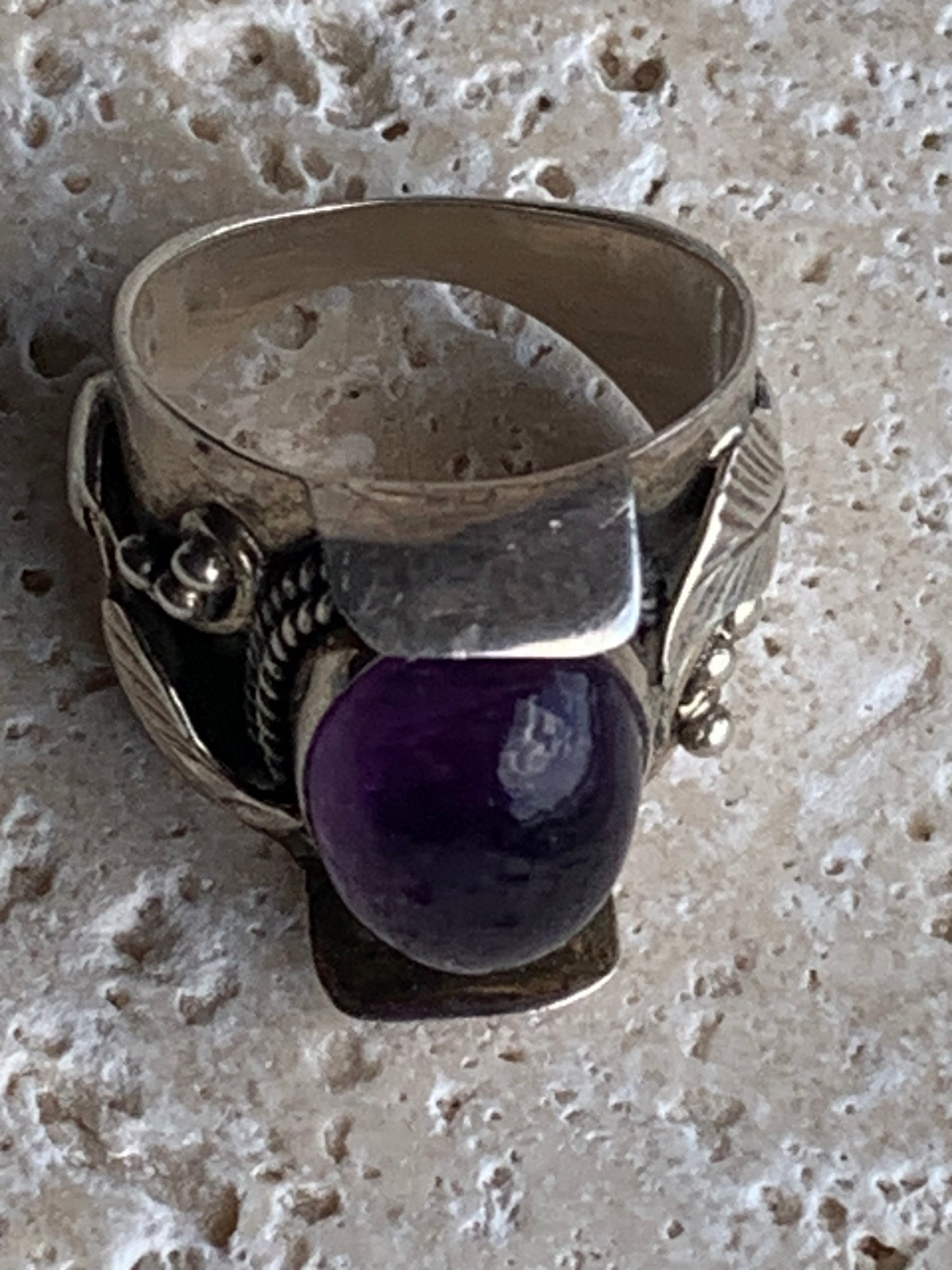 Superbe bague en améthyste avec métal gravé y compris sur l'anneau, montée Argent 0.925. Superbe pierre, très belle réalisation ! Taille de 57 fr !