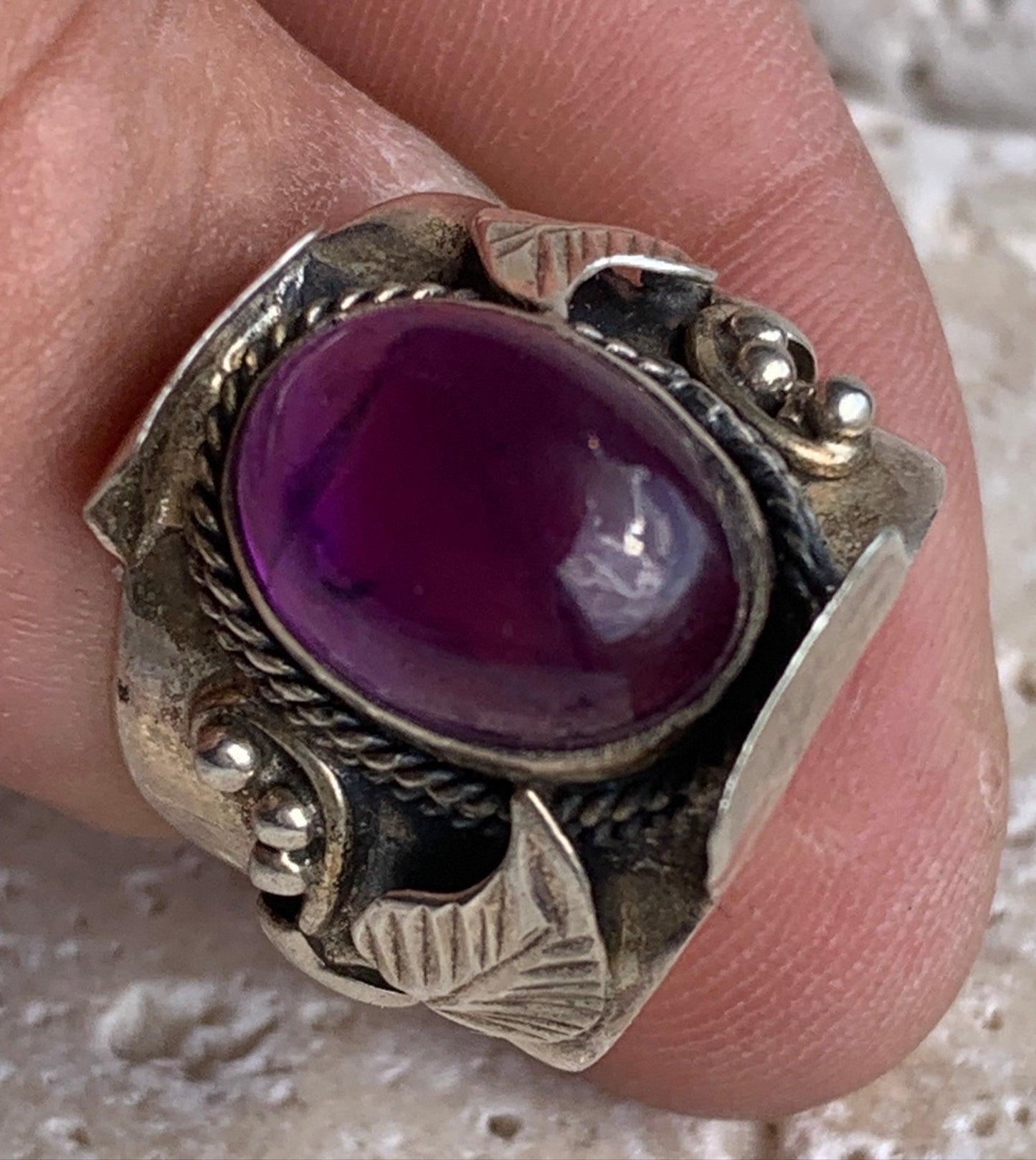 Superbe bague en améthyste avec métal gravé y compris sur l'anneau, montée Argent 0.925. Superbe pierre, très belle réalisation ! Taille de 57 fr !