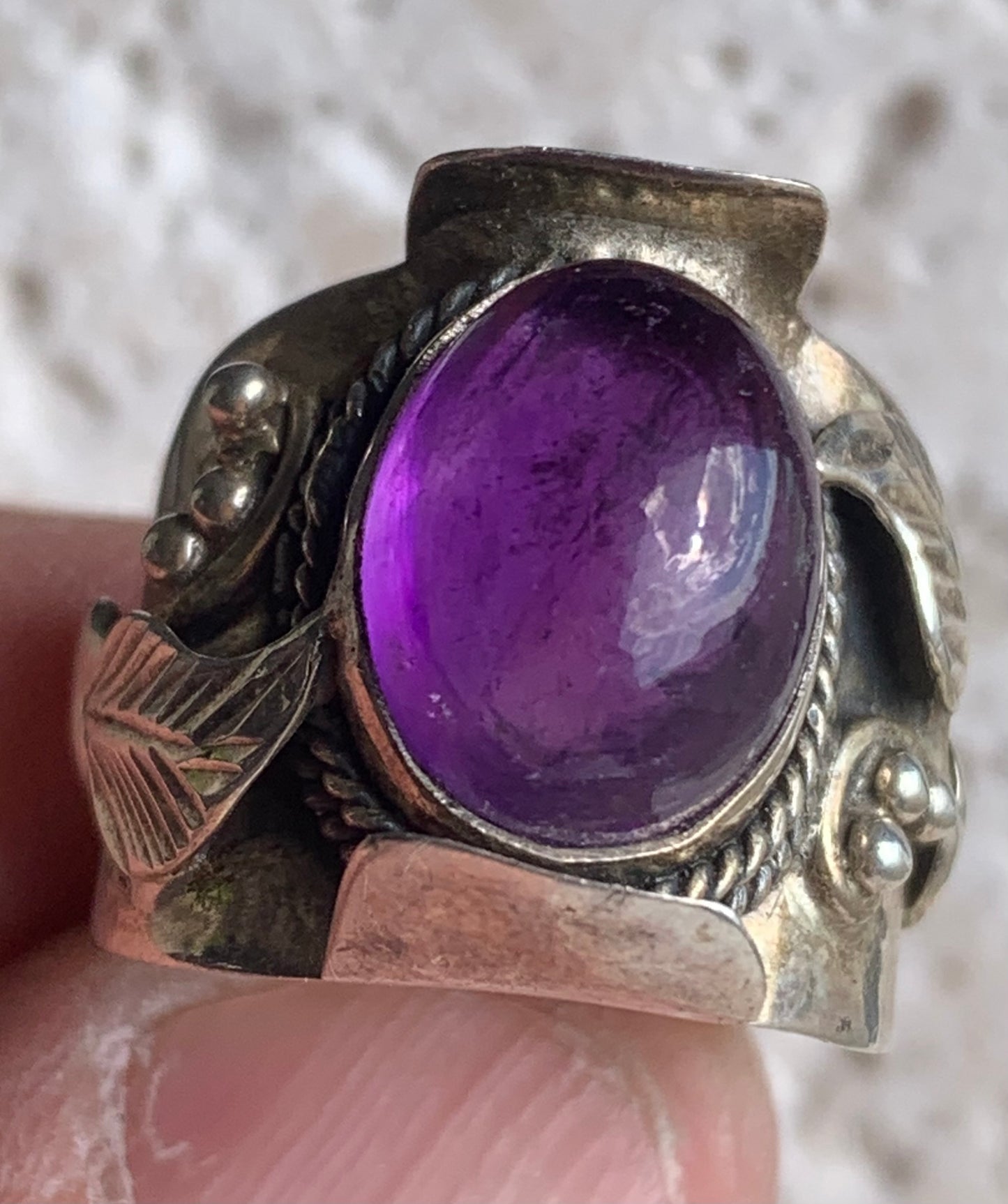 Superbe bague en améthyste avec métal gravé y compris sur l'anneau, montée Argent 0.925. Superbe pierre, très belle réalisation ! Taille de 57 fr !