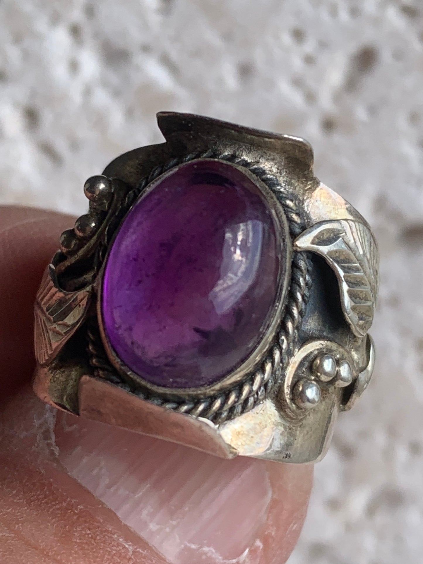 Superbe bague en améthyste avec métal gravé y compris sur l'anneau, montée Argent 0.925. Superbe pierre, très belle réalisation ! Taille de 57 fr !